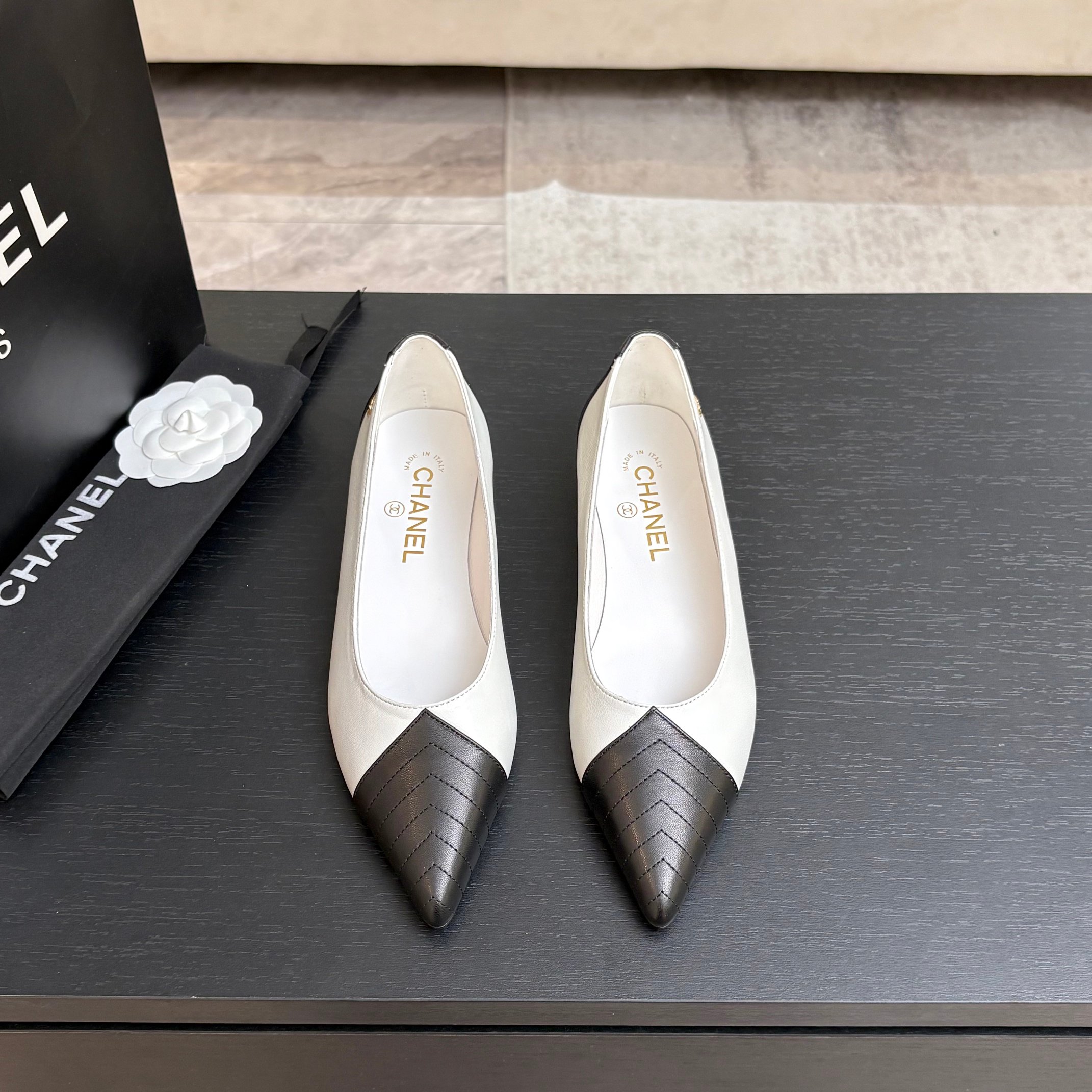 NO:886939,CHANE*｜Xiaoxiang 26M new product catwalk, metal large double C buckle pointed toe flat shoes, replica of the retro and modern aura of the haute couture show. The iconic metal large double C buckle is eye-catching embellishment, neat square toe combined with 2cm block heel, stable and aura, suitable for tweed suits, formal dresses and suits. Shine in all scenes of commuting, dinners and red carpets. Every step exudes French elegance and powerful aura, becoming the ultimate luxury symbol of this season's shoe cabinet.  The fabric is made of original customized leather, the inner pads are all silk sheepskin, the genuine leather outsole imported from Italy size35-39 (customized 40/41), single shoes, chanel, skirts, business suit, sheepskin, Leather soles19860909CHANE*｜小香26M新品走秀 金属大双C扣尖头平底单鞋 复刻高定秀场复古摩登气场. 标志性金属大双C扣夺目缀饰 利落方头融合2cm粗跟 稳立增气场 适配粗花呢套装、礼裙与西装 通勤、晚宴、红毯全场景闪耀. 每一步都踩出法式奢雅与强大气场 成为本季鞋柜的终极奢华符号. 面料采用原版定制皮料 内里垫脚均为丝绸羊皮 意大利进口真皮大底 size35-39（40/41定制）,单鞋,chanel,skirts,business suit,sheepskin,Leather soles,Women's Shoes