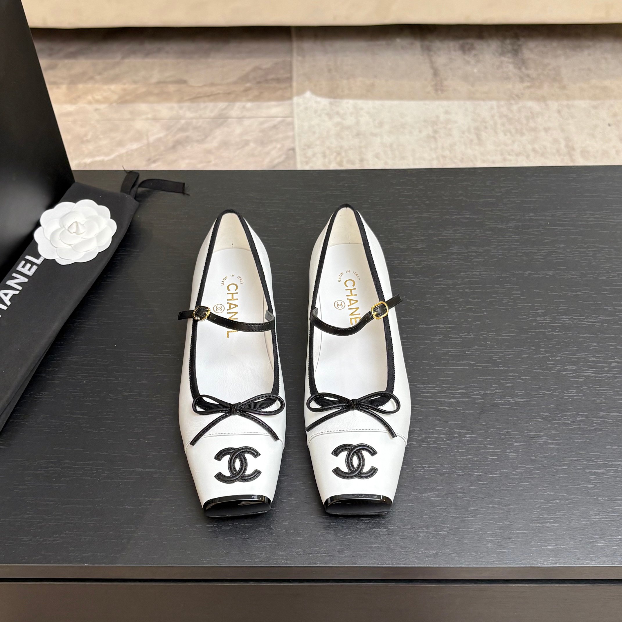 NO:886920,CHANE*｜Xiaoxiang 26M new product catwalk. Metal large double C buckle square toe flat shoes. Replicate the retro and modern aura of the haute couture show. The iconic metal large double C buckle is eye-catching embellishment. The neat square toe blends with the 2cm block heel to stabilize and increase the aura. Suitable for tweed suits, formal dresses and suits. Shining in all scenes of commuting, dinners and red carpets. Every step exudes French elegance and powerful aura, becoming the ultimate symbol of luxury in this season's shoe cabinet.  The fabric is made of original customized leather, the inner pads are all silk sheepskin, the genuine leather outsole imported from Italy size 35-39 (customized 40/41), half slippers, chanel, skirts, business suit, sheepskin, Leather soles19860909CHANE*｜小香26M新品走秀 金属大双C扣方头平底单鞋 复刻高定秀场复古摩登气场. 标志性金属大双C扣夺目缀饰 利落方头融合2cm粗跟 稳立增气场 适配粗花呢套装、礼裙与西装 通勤、晚宴、红毯全场景闪耀. 每一步都踩出法式奢雅与强大气场 成为本季鞋柜的终极奢华符号. 面料采用原版定制皮料 内里垫脚均为丝绸羊皮 意大利进口真皮大底 size35-39（40/41定制）,半拖单鞋,chanel,skirts,business suit,sheepskin,Leather soles,Women's Shoes