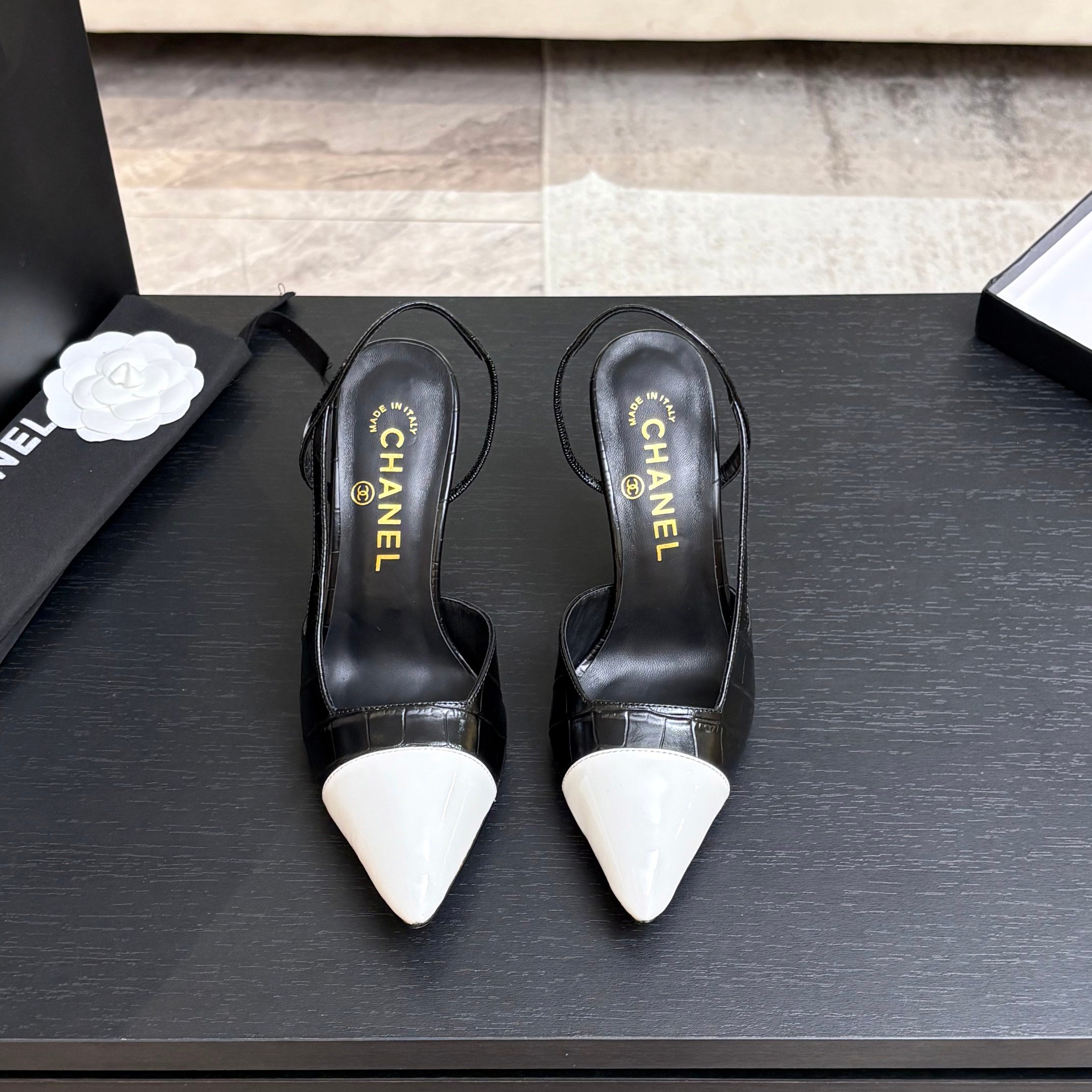 NO:886878,Chanel 26P spring new double C shoes are worn by many celebrity bloggers. They are a must-have pair for spring and summer. Minimalist style prevails, simple but not losing personality. Don’t look too good when paired with jeans!  Original mold opening 1:1 Size: 35-39 (other sizes cannot be returned or exchanged), high heels and sandals, chanel, sandals, high heels, jeans19860909Chanel 26P春季新款双C单鞋 超多明星博主上脚,春夏必备的一双 极简风当道,简单不失个性 搭配牛仔裤不要太好看！ 原版开模1:1 Size:35-39（其他码数定做不退换）,高跟鞋凉鞋,chanel,sandals,high heels,jeans,Women's Shoes