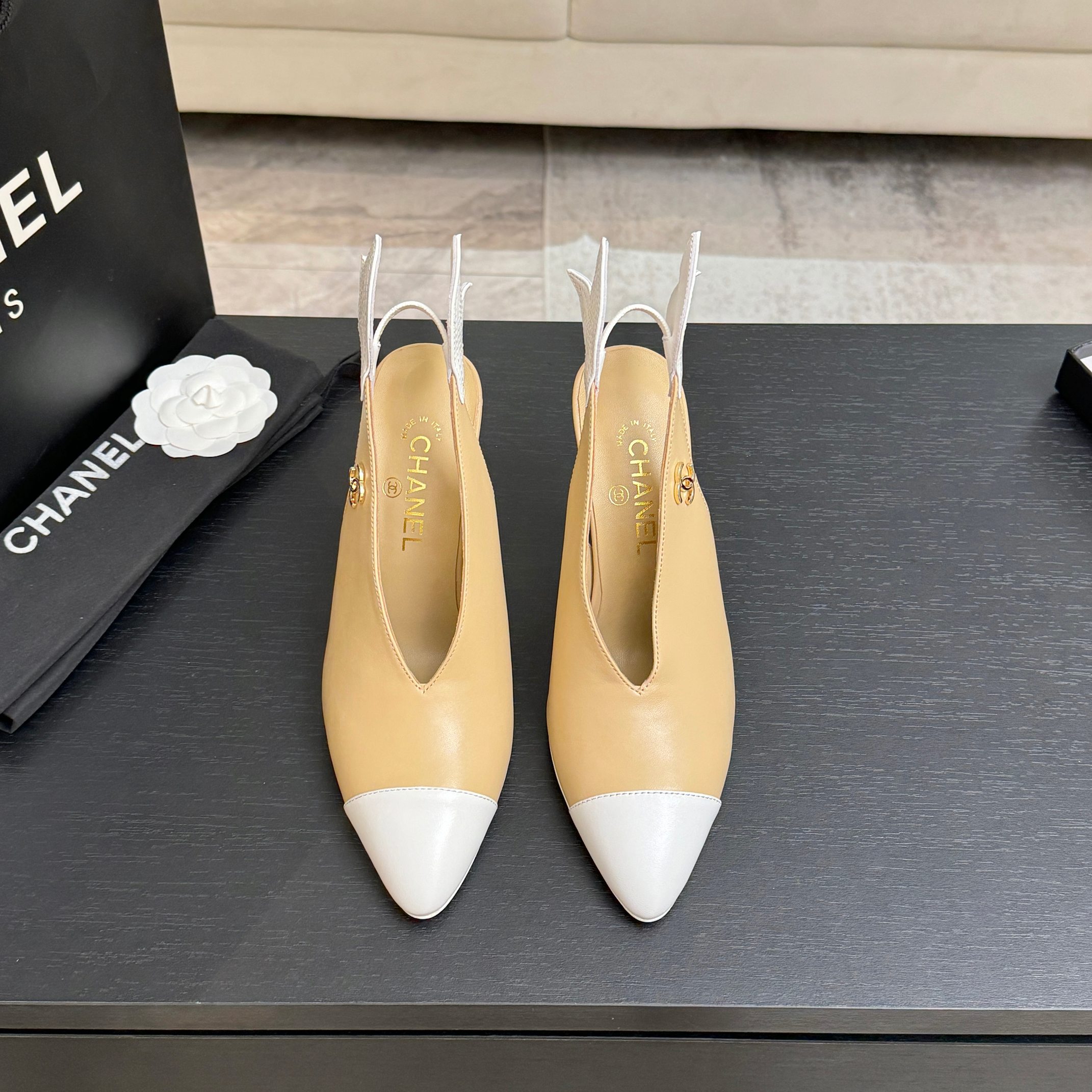 NO:886900,The high version of Chanel 26P spring new double C shoes has been worn by many celebrity bloggers. It is a must-have pair in spring and summer. Minimalist style prevails, simple but not losing personality. Don't look too good when paired with jeans!  Original mold opening 1:1 Size: 35-39 (other sizes cannot be returned or exchanged), high heels and sandals, chanel, sandals, high heels, jeans19860909高版本 Chanel 26P春季新款双C单鞋 超多明星博主上脚,春夏必备的一双 极简风当道,简单不失个性 搭配牛仔裤不要太好看！ 原版开模1:1 Size:35-39（其他码数定做不退换）,高跟鞋凉鞋,chanel,sandals,high heels,jeans,Women's Shoes