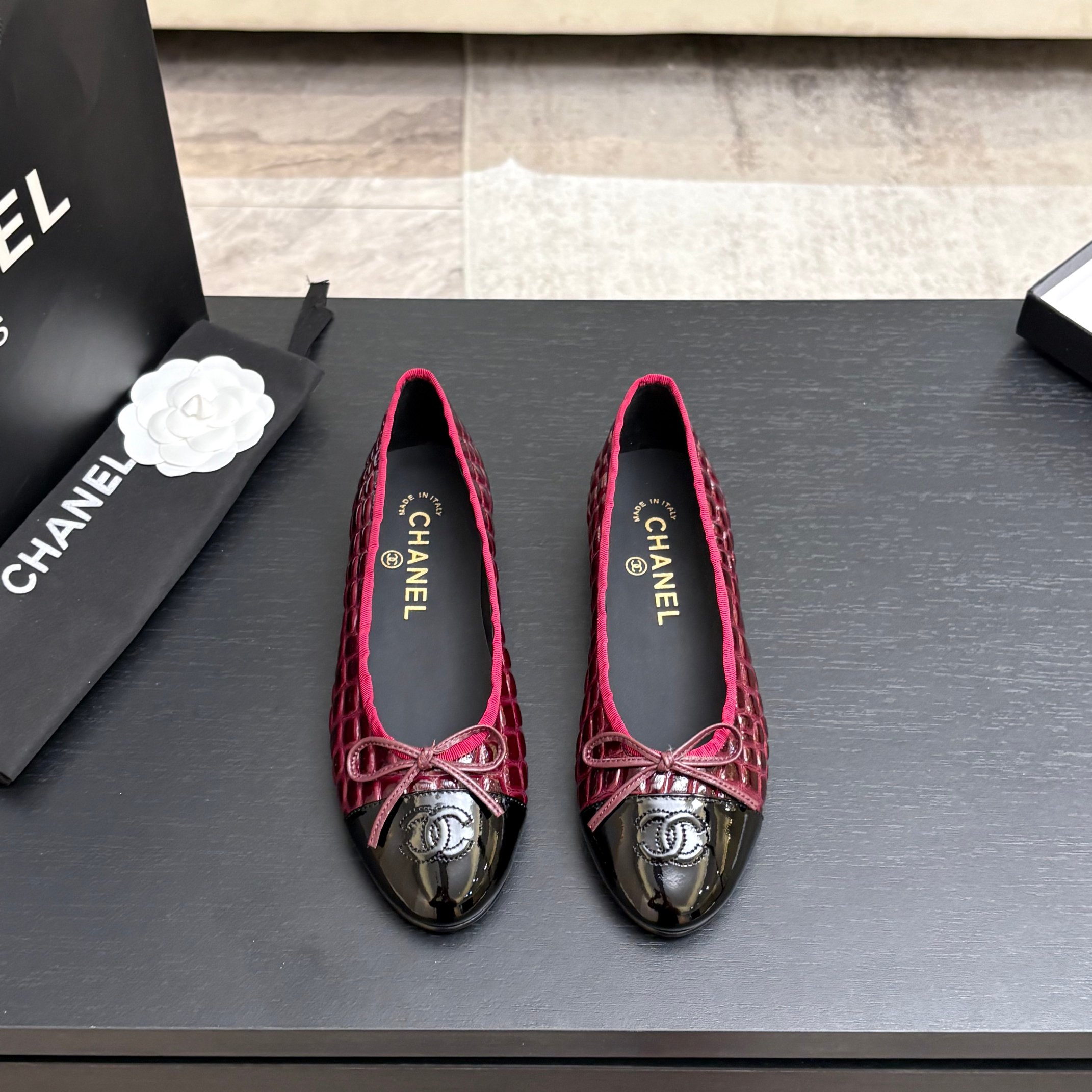 NO:886866,Chanel 26S new color ballet shoes, original 1:1 replica, a classic among classics, perfect whether paired with trousers or skirts. The small round toe design is very good at modifying the foot shape, a must-have for little fairies!  码数 35-39 其它码数定做,单鞋,chanel,skirts19860909Chanel 26S新色芭蕾舞鞋 原版1:1复刻 经典中的经典 无论搭配裤装还是裙装都是完美 小圆头的设计很好的修饰脚型 ,小仙女们必备！ 码数 35-39 其它码数定做,单鞋,chanel,skirts,Women's Shoes