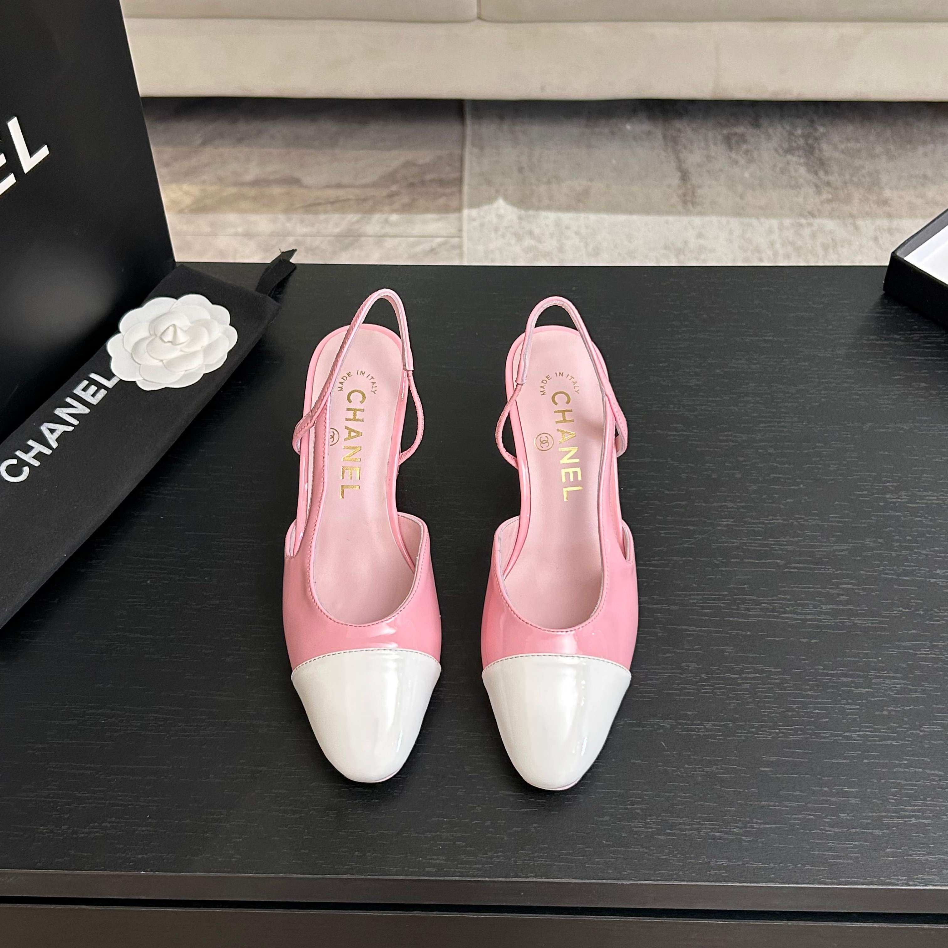NO:886859,Chanel's classic slingback sandals have been made in the past few years. This year we re-purchased a new version and copied it carefully. We found that the upper lines and body comfort of the new version have been slightly adjusted!  The brand will not tell you, because the overall appearance is not much different, and it does not affect the wear. All colors now produced are produced according to the latest styles!  What you buy is the latest classic model from the counter. It is made of imported mixed sheepskin surface material, imported mixed sheepskin, and Italian imported cowhide leather soles!  Size: 35-39 Other sizes can be customized, sandals, chanel, sandals, cowhide, sheepskin19860909Chanel 经典slingback后空凉鞋 前几年一直在做这个款 今年我们还是重新购版,再次精细copy. 发现新版面的鞋面线条和形体舒适度都做了微调！ 这个品牌方不会说的,因为总体外观区别不大,也不影响穿着.现在出品所有颜色都按照最新版型生产！您买到的就是专柜最新的经典款 进口混种羊皮面材质,进口混种羊皮,意大利进口牛皮鞋底！ Size:35-39 其他码数定做,凉鞋,chanel,sandals,cowhide,sheepskin,Women's Shoes