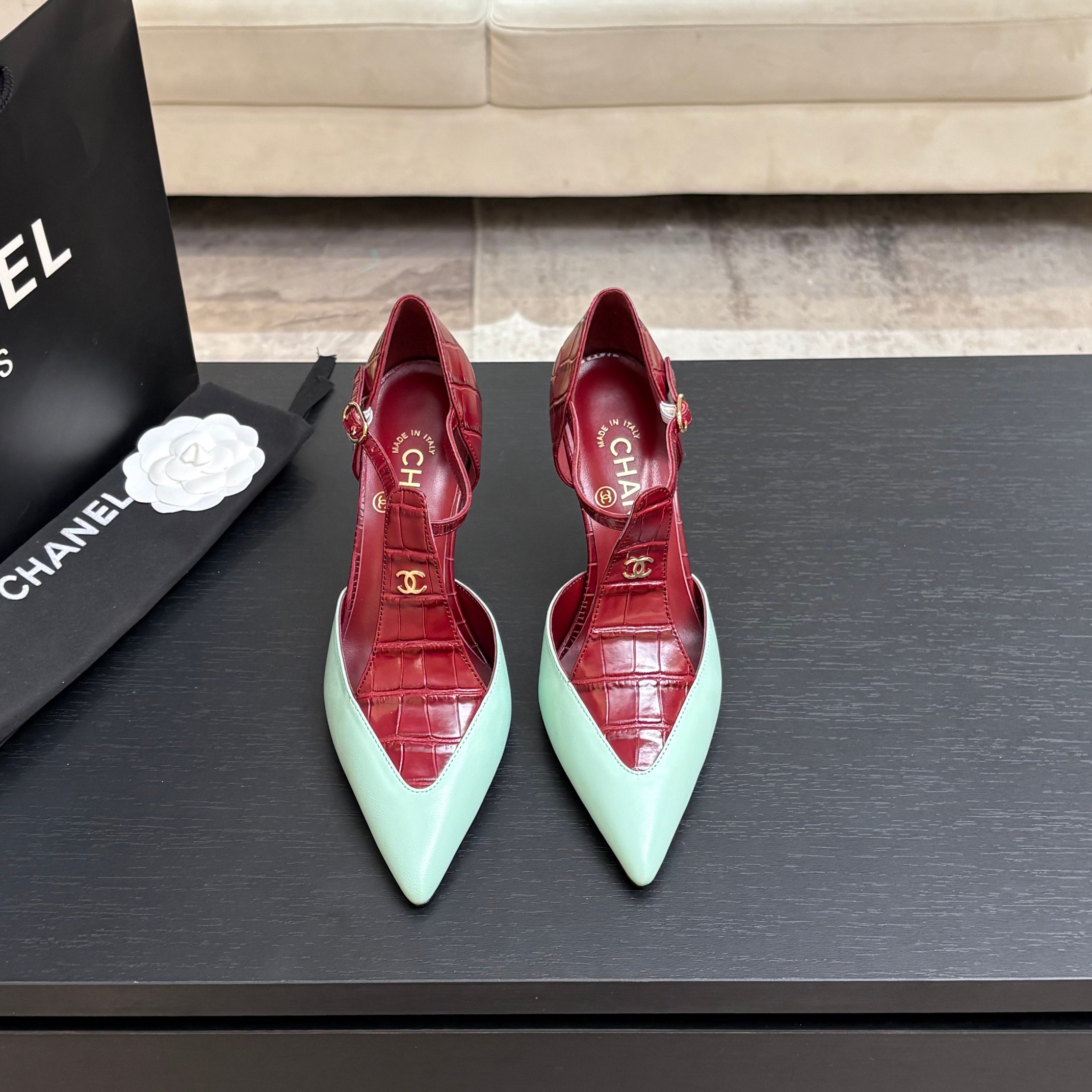 NO:886848,Chanel 26P spring new double C shoes are worn by many celebrity bloggers. They are a must-have pair for spring and summer. Minimalist style prevails, simple but not losing personality. Don’t look too good when paired with jeans!  Original mold opening 1:1 Size: 35-39 (other sizes cannot be returned or exchanged), high heels and sandals, chanel, sandals, high heels, jeans19860909Chanel 26P春季新款双C单鞋 超多明星博主上脚,春夏必备的一双 极简风当道,简单不失个性 搭配牛仔裤不要太好看！ 原版开模1:1 Size:35-39（其他码数定做不退换）,高跟鞋凉鞋,chanel,sandals,high heels,jeans,Women's Shoes