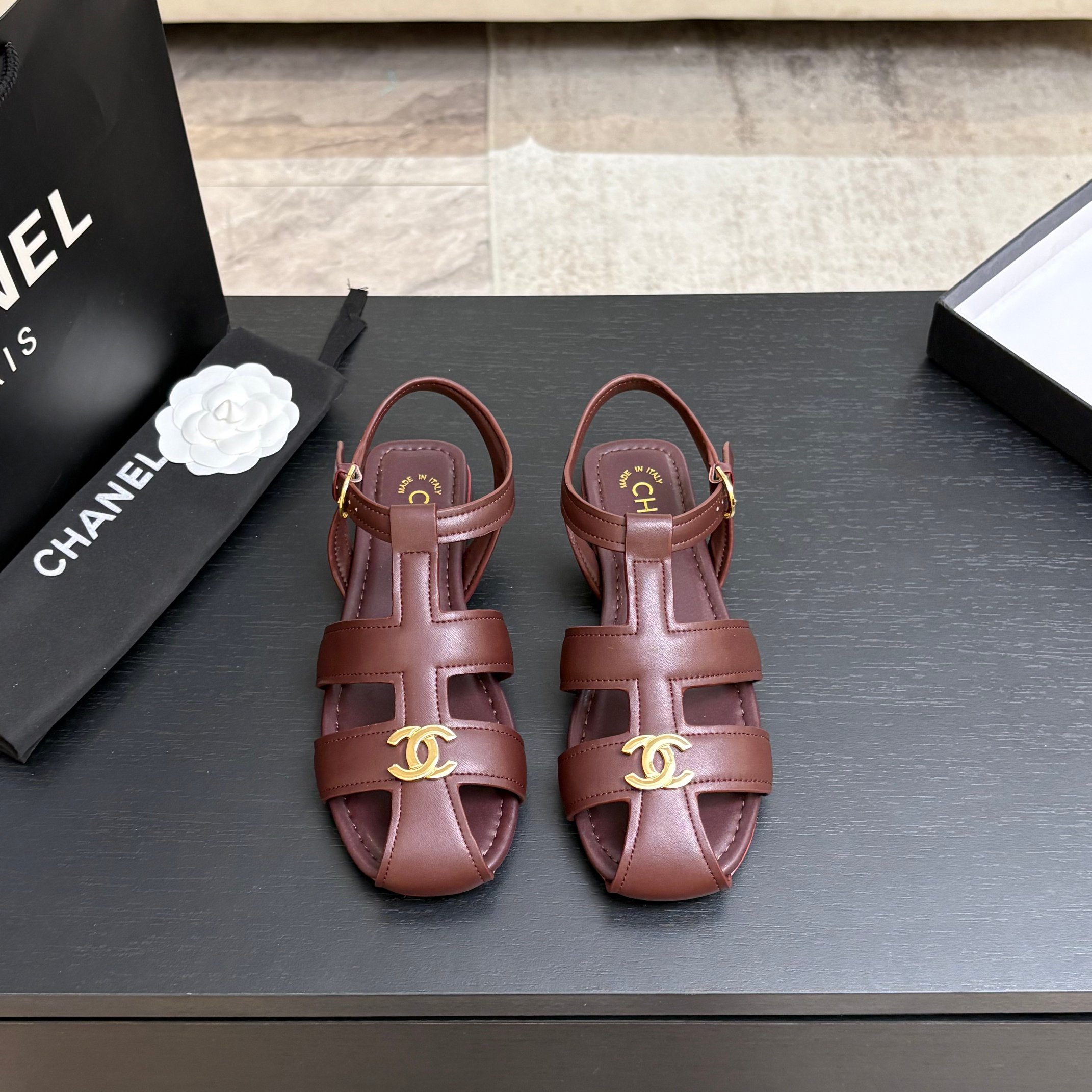 NO:886936,Chanel 26P new double C Roman sandals. This series is really amazing. How come they are so beautiful!  Summer is really an invincible combination that can be salty or sweet~ Cowhide upper, lambskin lining, genuine leather outsole, size 35-39 (customized 40/41), half-slip sandals, chanel, sandals, cowhide, sheepskin, Leather soles19860909Chanel 26P新品双C罗马凉鞋 这一系列这真的是绝了 怎么会这么美！ 夏天真的是无敌搭配可盐可甜～ 鞋面牛皮 内里是小羊皮 真皮大底 码数35-39（40/41定制）,半拖凉鞋,chanel,sandals,cowhide,sheepskin,Leather soles,Women's Shoes