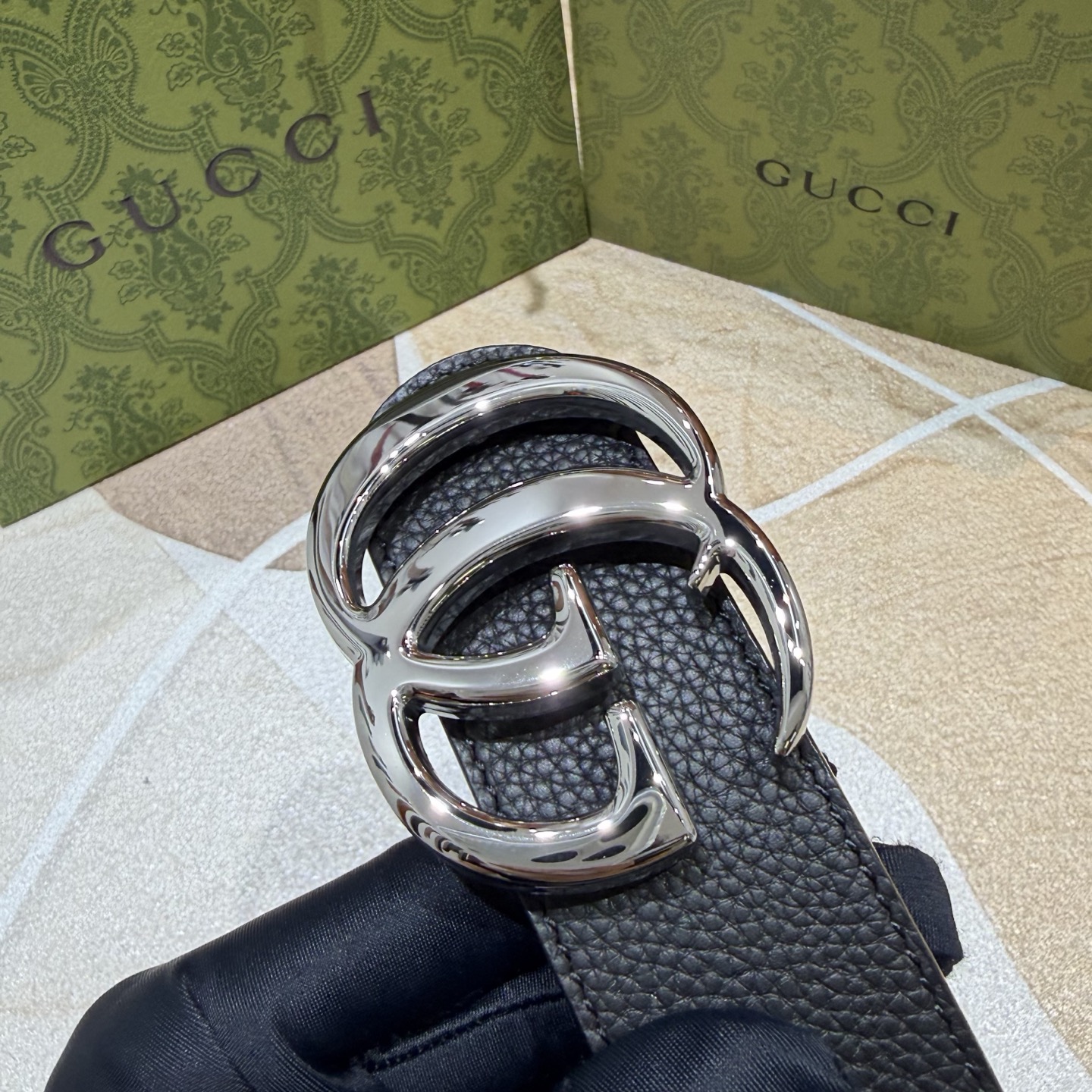 GUCCI 新款 荔枝纹经典压花腰带。配饰继续引领Gucci全新系列的潮流，以独具匠心的丰富细节和实用功