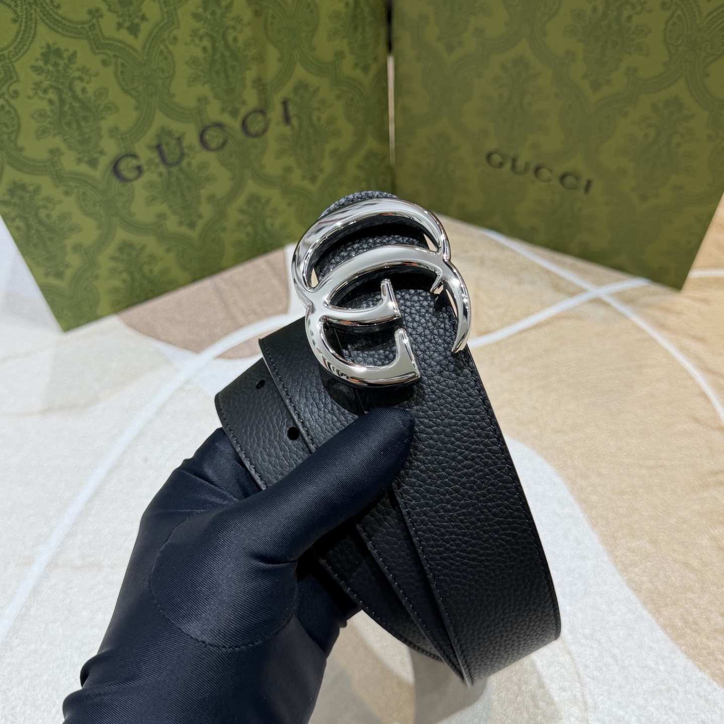 GUCCI 新款 荔枝纹经典压花腰带。配饰继续引领Gucci全新系列的潮流，以独具匠心的丰富细节和实用功