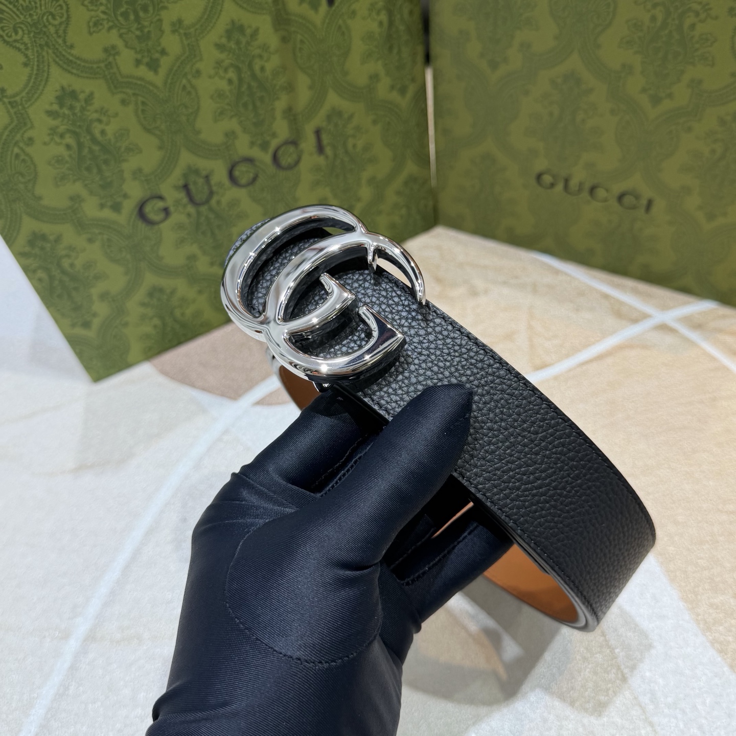 GUCCI 新款 荔枝纹经典压花腰带。配饰继续引领Gucci全新系列的潮流，以独具匠心的丰富细节和实用功