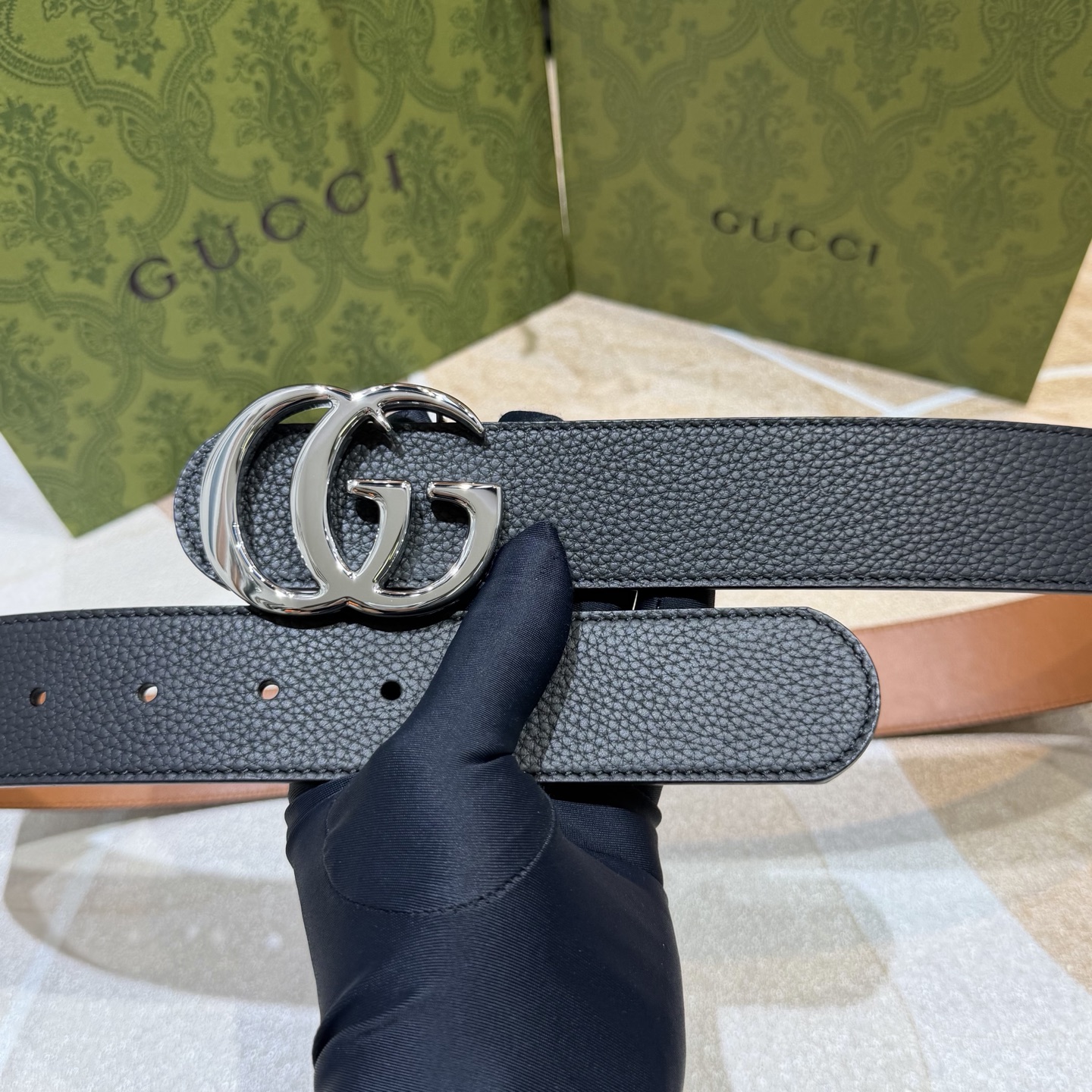 GUCCI 新款 荔枝纹经典压花腰带。配饰继续引领Gucci全新系列的潮流，以独具匠心的丰富细节和实用功