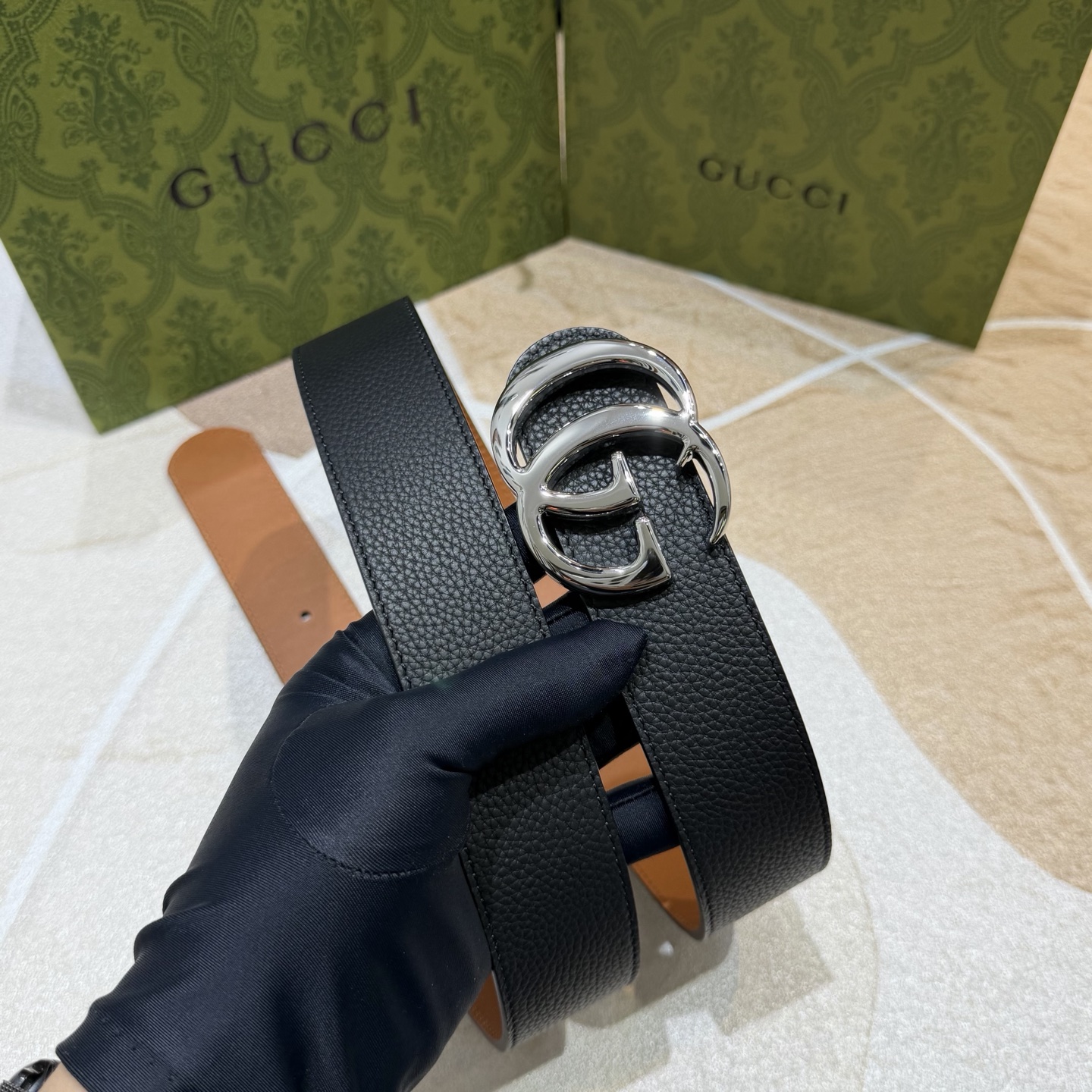 GUCCI 新款 荔枝纹经典压花腰带。配饰继续引领Gucci全新系列的潮流，以独具匠心的丰富细节和实用功
