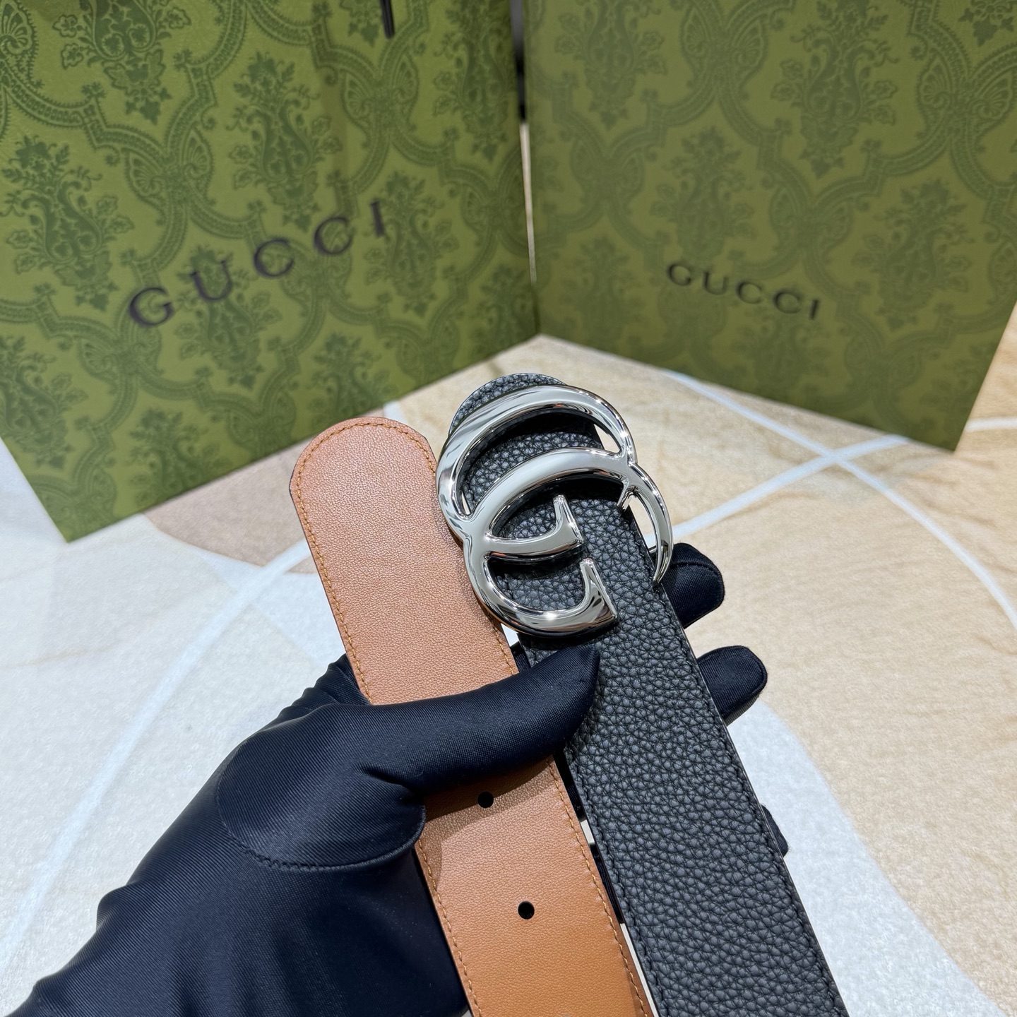 GUCCI 新款 荔枝纹经典压花腰带。配饰继续引领Gucci全新系列的潮流，以独具匠心的丰富细节和实用功