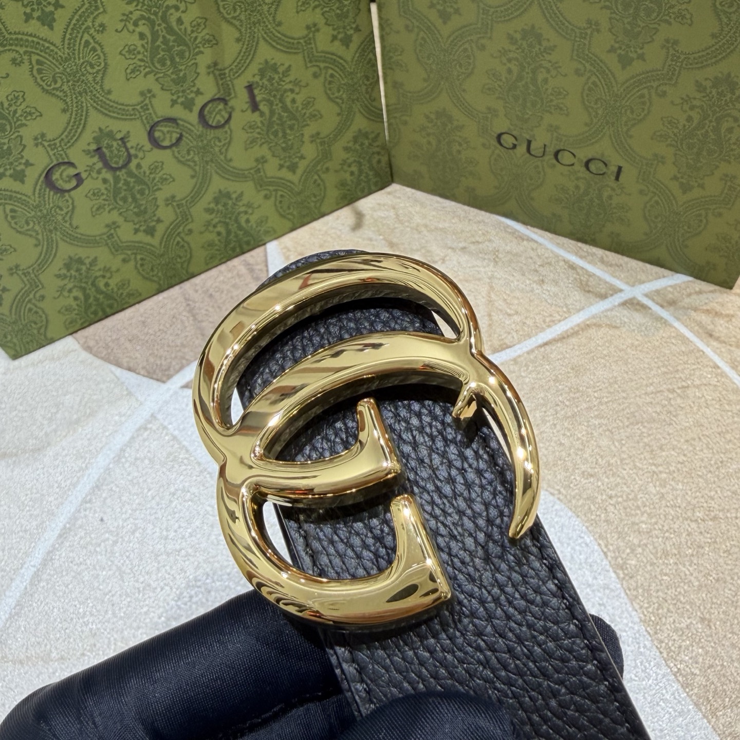 GUCCI 新款 荔枝纹经典压花腰带。配饰继续引领Gucci全新系列的潮流，以独具匠心的丰富细节和实用功