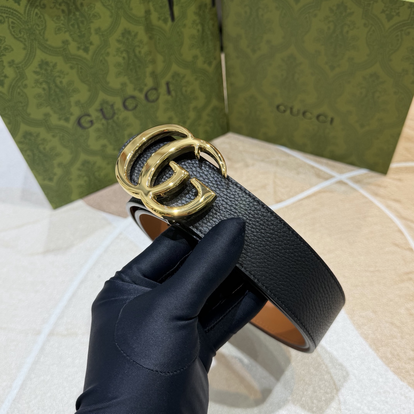 GUCCI 新款 荔枝纹经典压花腰带。配饰继续引领Gucci全新系列的潮流，以独具匠心的丰富细节和实用功