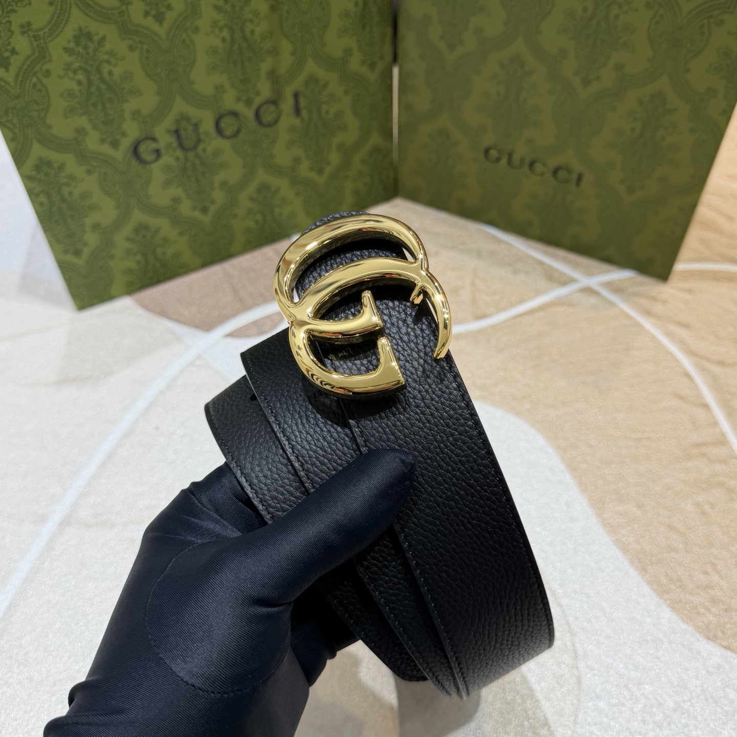 GUCCI 新款 荔枝纹经典压花腰带。配饰继续引领Gucci全新系列的潮流，以独具匠心的丰富细节和实用功