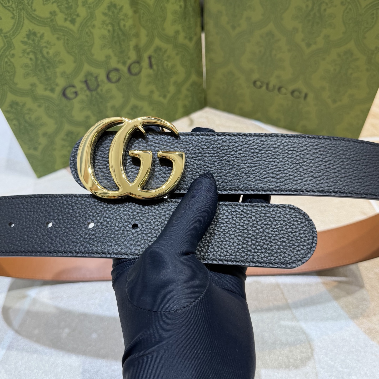 GUCCI 新款 荔枝纹经典压花腰带。配饰继续引领Gucci全新系列的潮流，以独具匠心的丰富细节和实用功