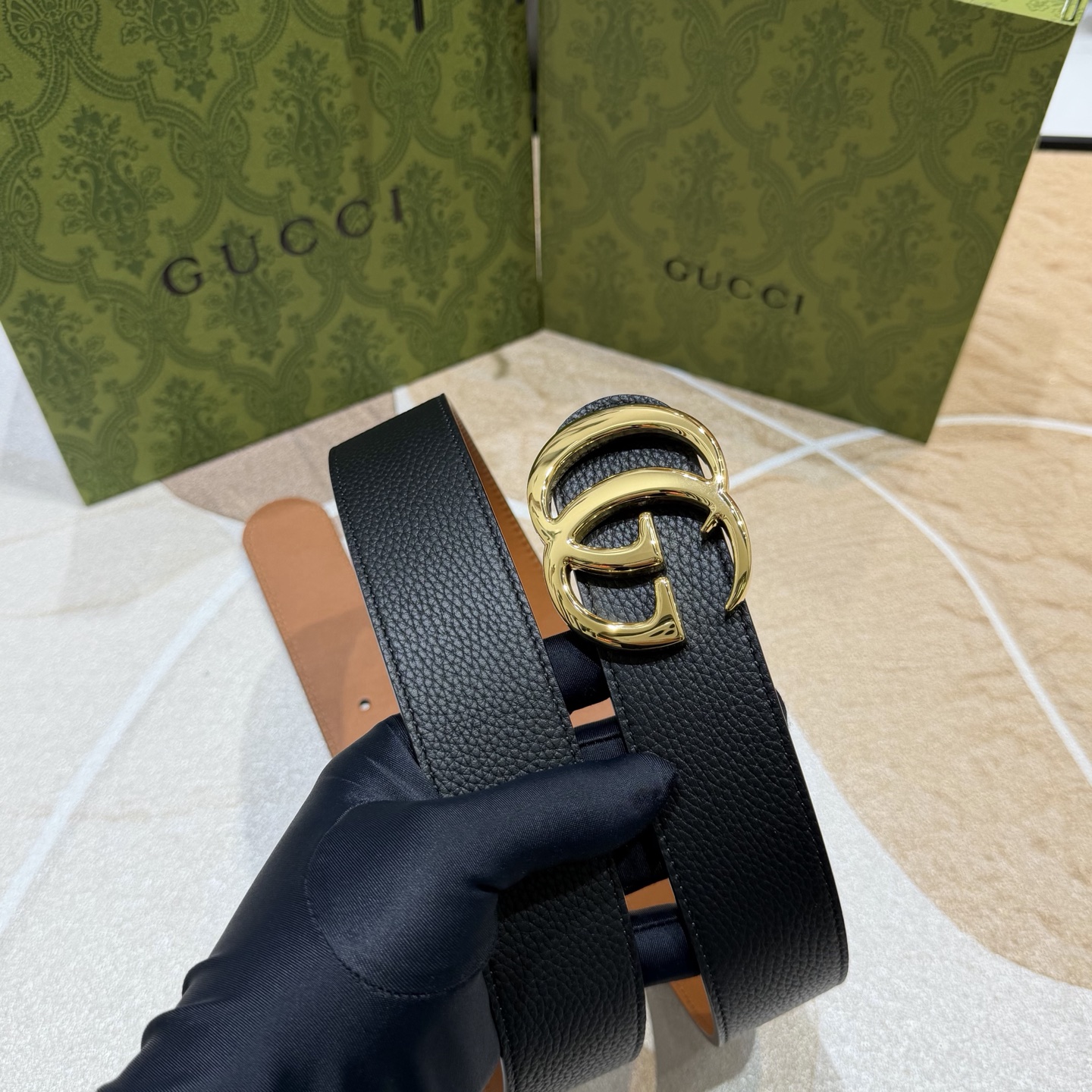 GUCCI 新款 荔枝纹经典压花腰带。配饰继续引领Gucci全新系列的潮流，以独具匠心的丰富细节和实用功