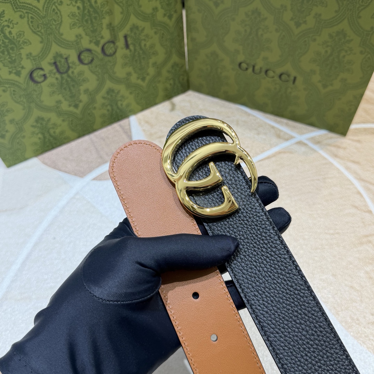 GUCCI 新款 荔枝纹经典压花腰带。配饰继续引领Gucci全新系列的潮流，以独具匠心的丰富细节和实用功
