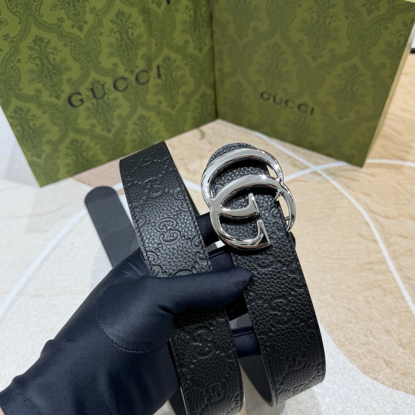 GUCCI 新款 荔枝纹经典压花腰带。配饰继续引领Gucci全新系列的潮流，以独具匠心的丰富细节和实用功