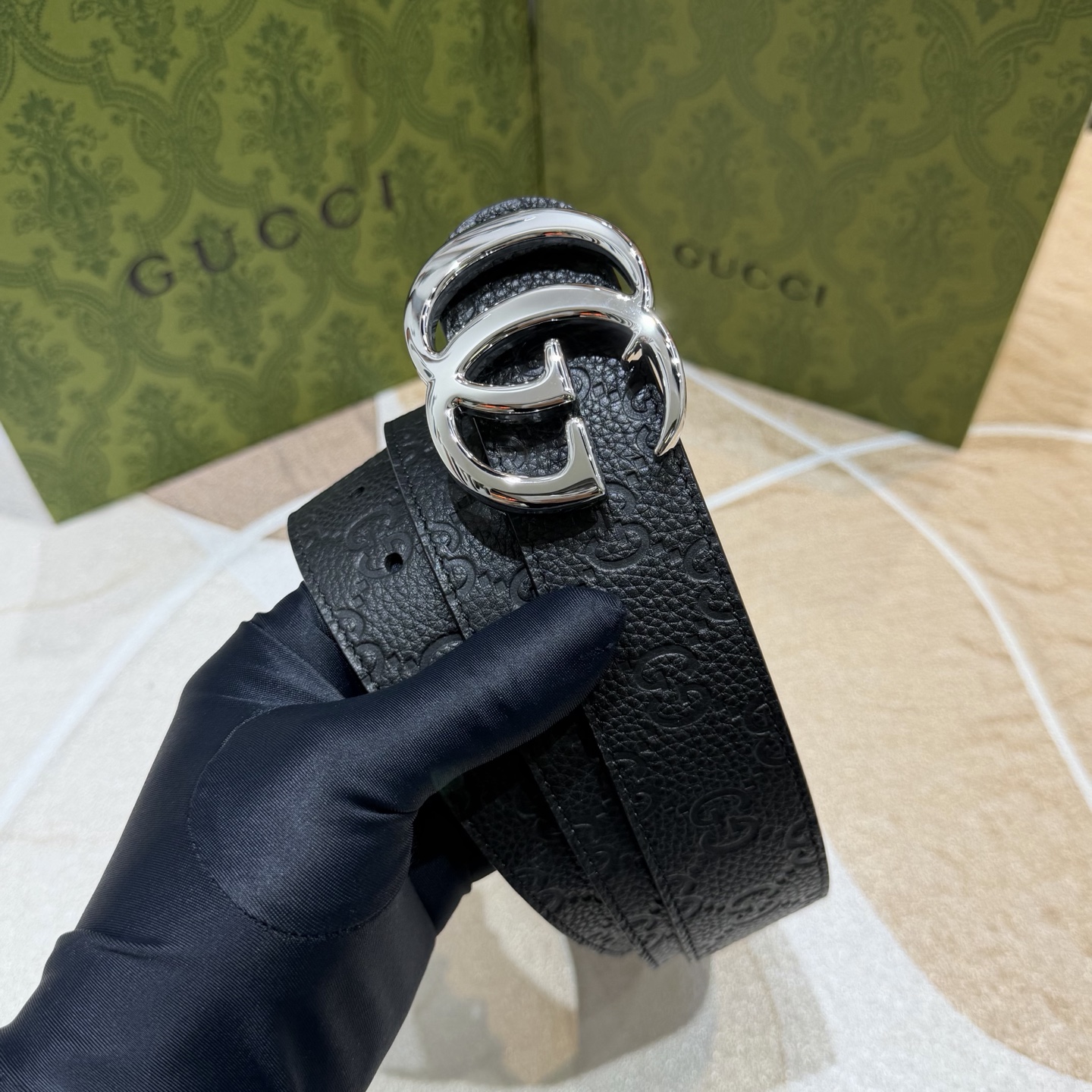 GUCCI 新款 荔枝纹经典压花腰带。配饰继续引领Gucci全新系列的潮流，以独具匠心的丰富细节和实用功