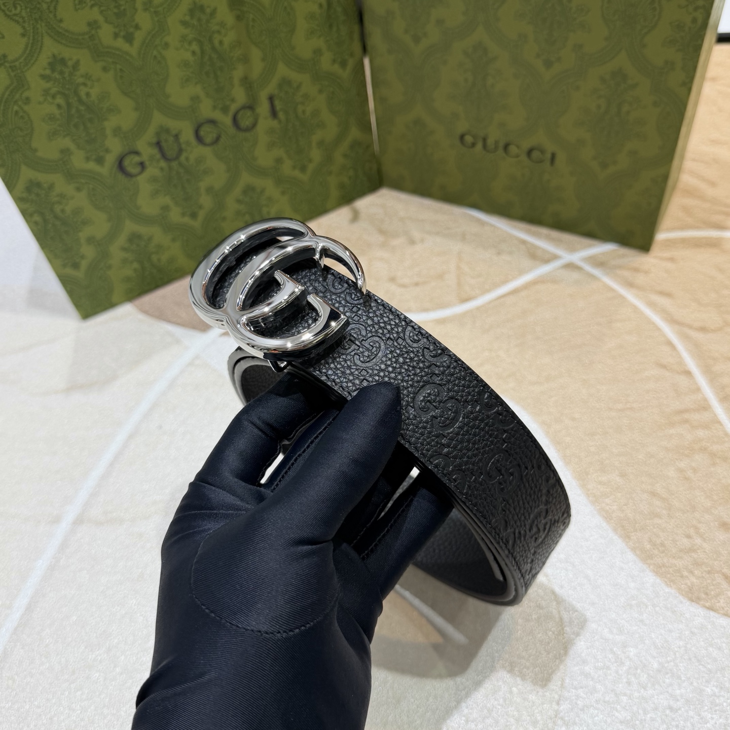GUCCI 新款 荔枝纹经典压花腰带。配饰继续引领Gucci全新系列的潮流，以独具匠心的丰富细节和实用功