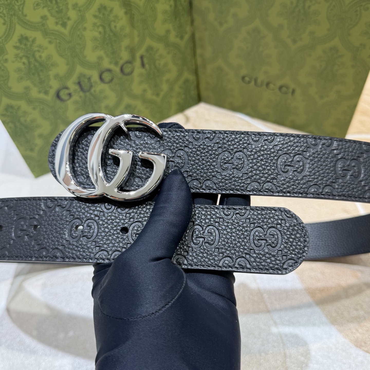 GUCCI 新款 荔枝纹经典压花腰带。配饰继续引领Gucci全新系列的潮流，以独具匠心的丰富细节和实用功