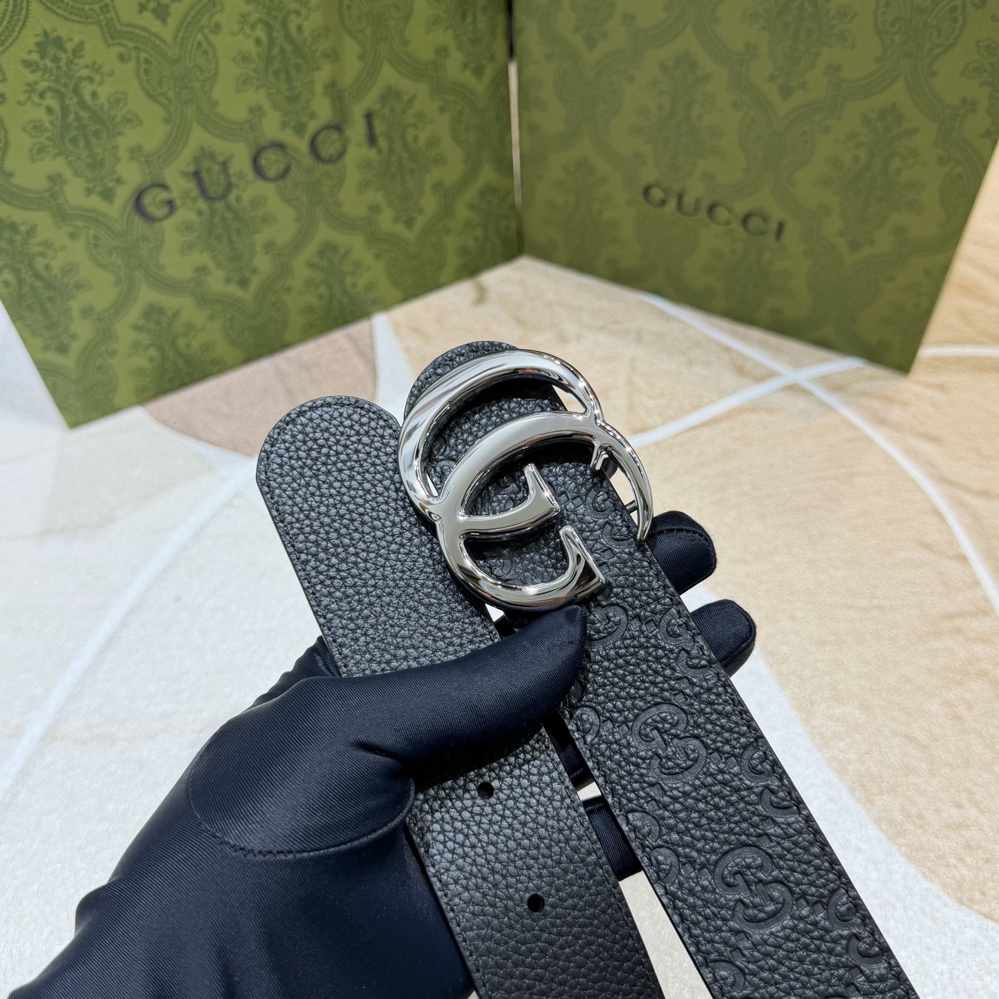 GUCCI 新款 荔枝纹经典压花腰带。配饰继续引领Gucci全新系列的潮流，以独具匠心的丰富细节和实用功