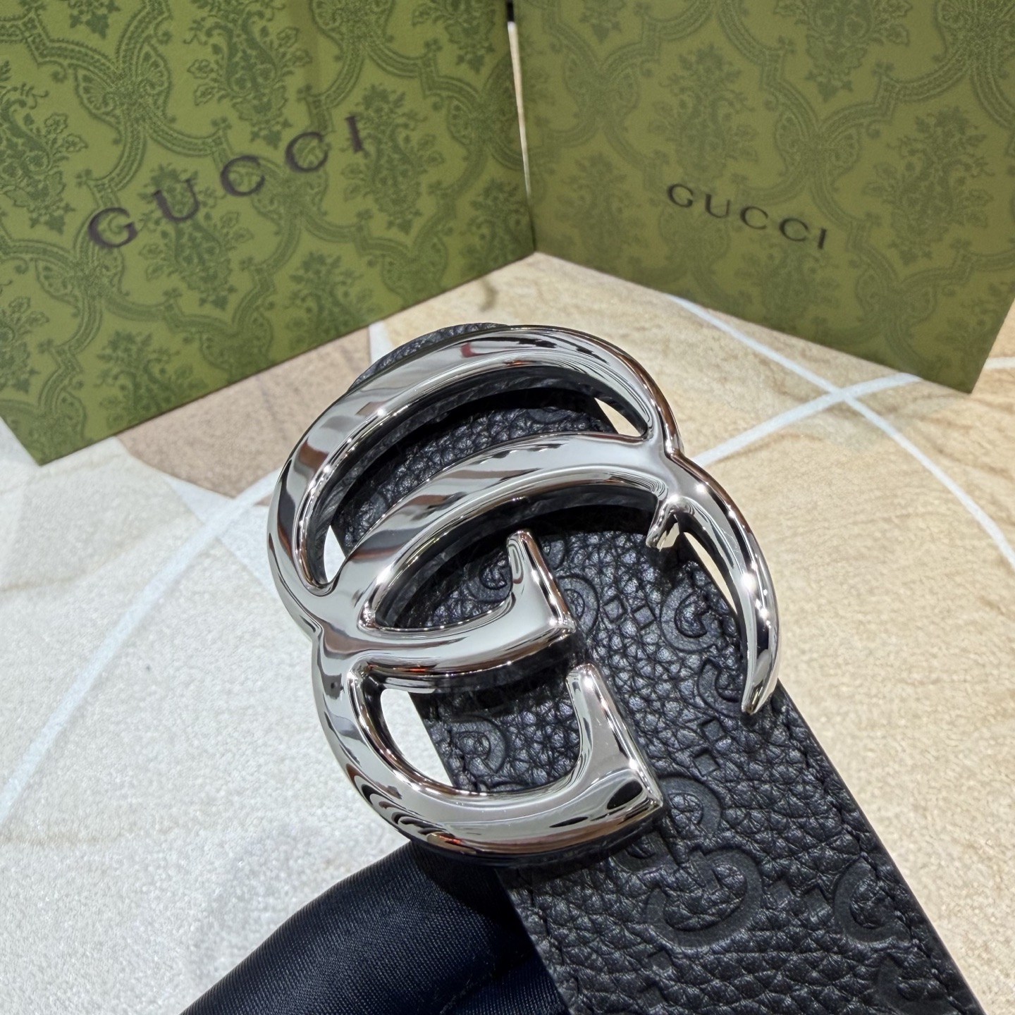 GUCCI 新款 荔枝纹经典压花腰带。配饰继续引领Gucci全新系列的潮流，以独具匠心的丰富细节和实用功
