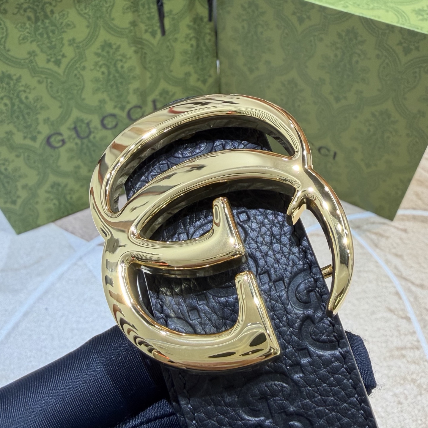 GUCCI 新款 荔枝纹经典压花腰带。配饰继续引领Gucci全新系列的潮流，以独具匠心的丰富细节和实用功