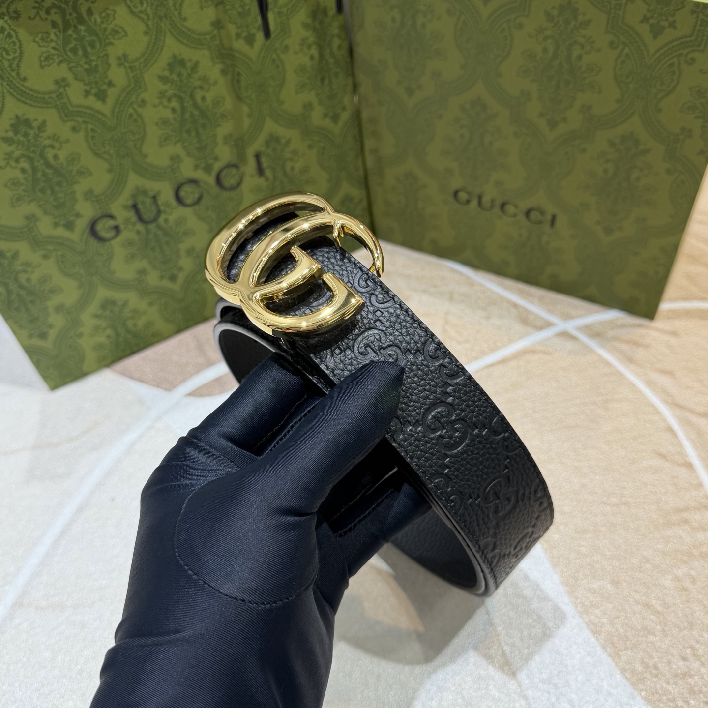 GUCCI 新款 荔枝纹经典压花腰带。配饰继续引领Gucci全新系列的潮流，以独具匠心的丰富细节和实用功
