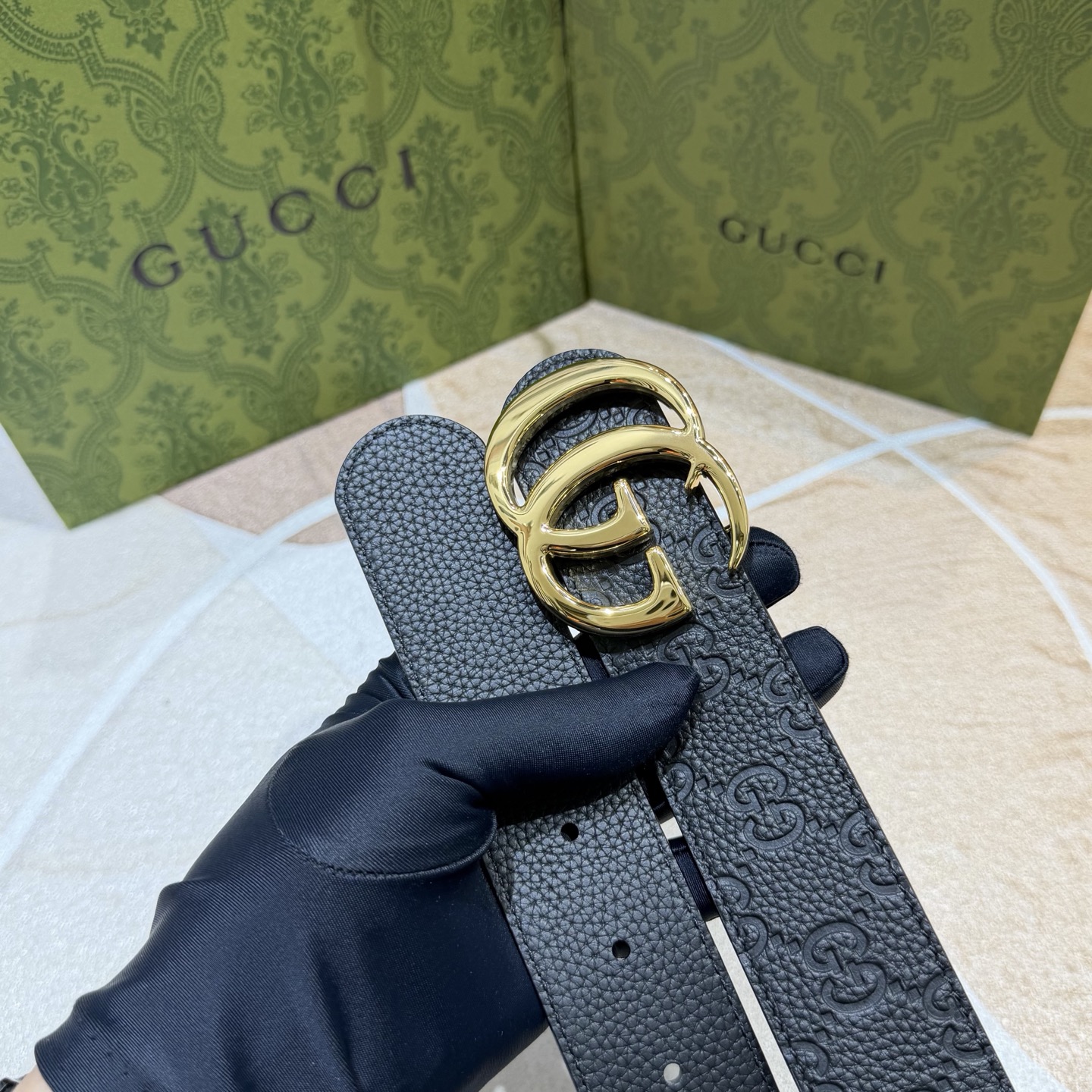 GUCCI 新款 荔枝纹经典压花腰带。配饰继续引领Gucci全新系列的潮流，以独具匠心的丰富细节和实用功