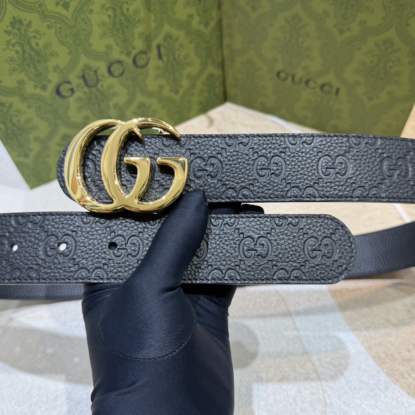 GUCCI 新款 荔枝纹经典压花腰带。配饰继续引领Gucci全新系列的潮流，以独具匠心的丰富细节和实用功