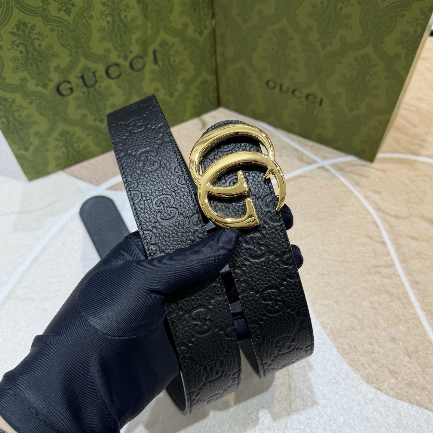 GUCCI 新款 荔枝纹经典压花腰带。配饰继续引领Gucci全新系列的潮流，以独具匠心的丰富细节和实用功