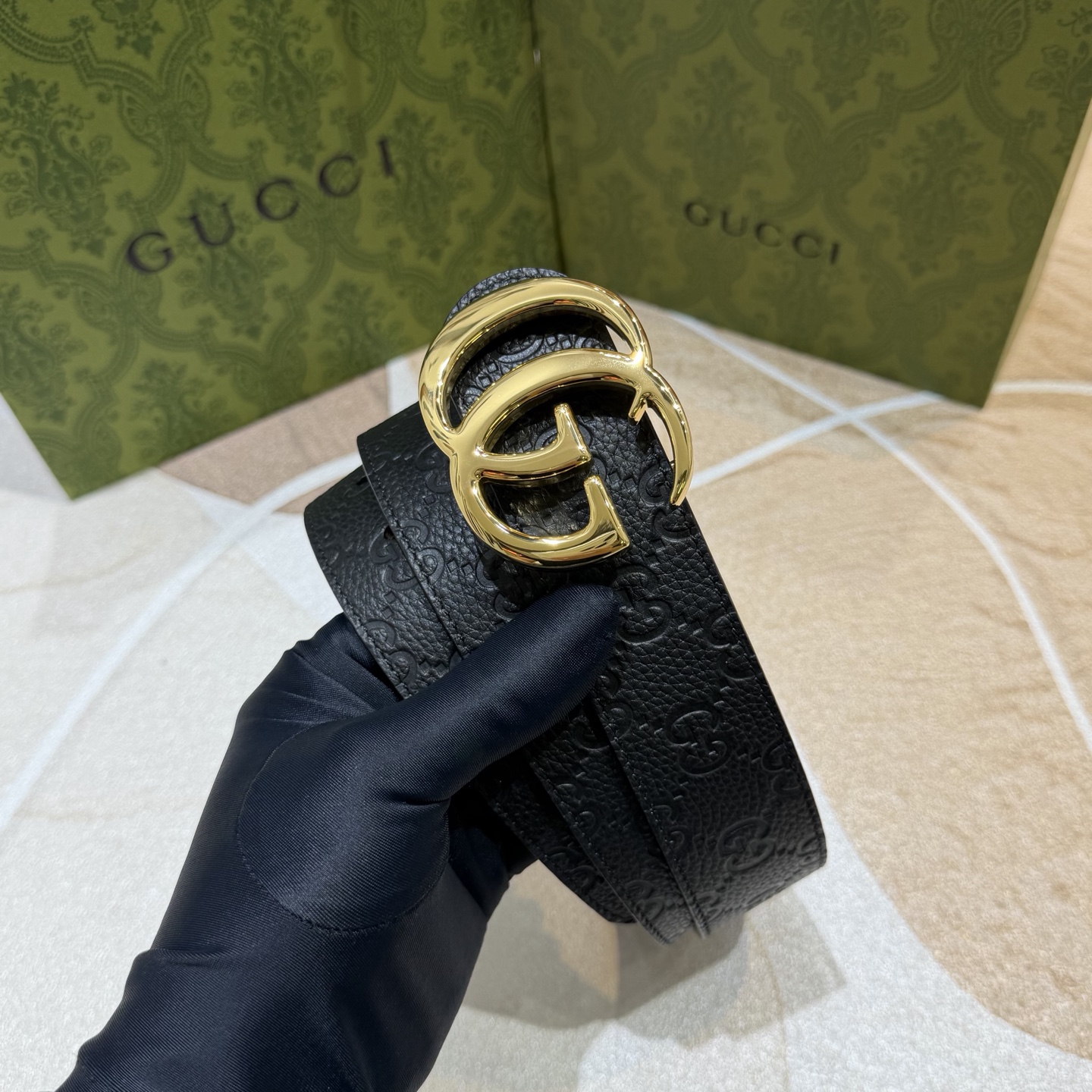 GUCCI 新款 荔枝纹经典压花腰带。配饰继续引领Gucci全新系列的潮流，以独具匠心的丰富细节和实用功