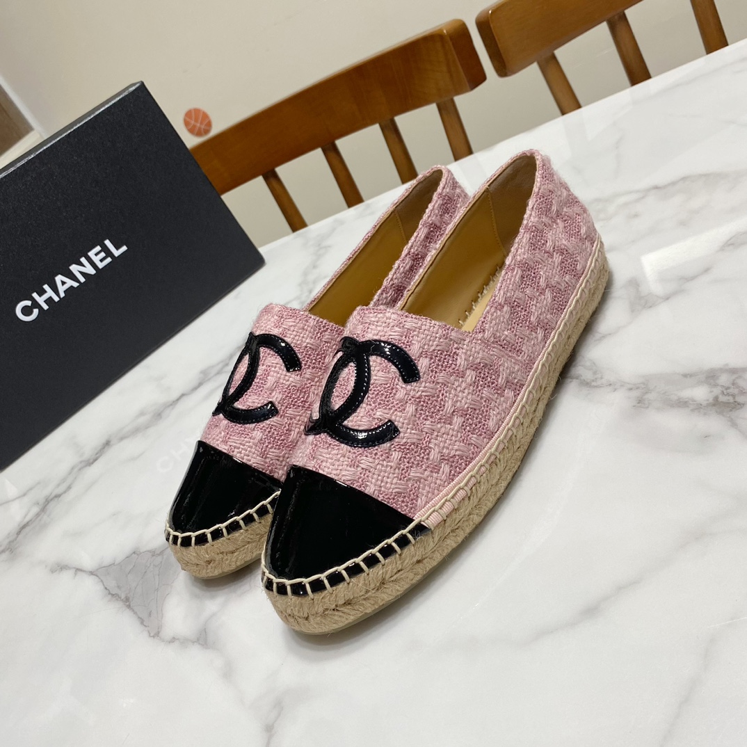 NO:261318,Top version, color-blocked woolen. Fisherman's shoes, original 1:1 reproduction, workmanship/material/detail processing technology are all top-notch. The upper is imported woolen fabric/sequins, the inner pad is water-dyed sheepskin, the original injection molding integrally formed bottom (beef tendon bottom) Size35-40 (34/41/42 size custom made, no return and exchange) Full set of packaging, fisherman's shoes, espadrilles, sheepskin19860909顶级版,  拼色毛呢.渔夫鞋,原版1:1复刻,做工/材质/细节处理工艺均顶级打造 鞋面原版进口毛呢布料/亮片,里垫为水染羊皮,原版注塑一体成型底（牛筋底片） Size35-40码（34/41/42码订做,不退换） 全套包装,渔夫鞋,espadrilles,sheepskin,Women's Shoes