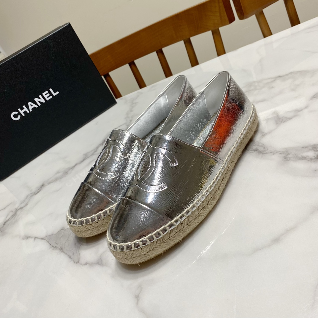 NO:261305,Top version, color-blocked woolen. Fisherman's shoes, original 1:1 reproduction, workmanship/material/detail processing technology are all top-notch. The upper is customized wrinkled leather, the inner pad is water-dyed sheepskin, the original injection molded integrally (beef tendon bottom sheet) Size35-40 size (34/41/42 size custom made, no return and exchange) Full set of packaging, fisherman's shoes, espadrilles, sheepskin19860909顶级版,  拼色毛呢.渔夫鞋,原版1:1复刻,做工/材质/细节处理工艺均顶级打造 鞋面为定制皱皮,里垫为水染羊皮,原版注塑一体成型底（牛筋底片） Size35-40码（34/41/42码订做,不退换） 全套包装,渔夫鞋,espadrilles,sheepskin,Women's Shoes