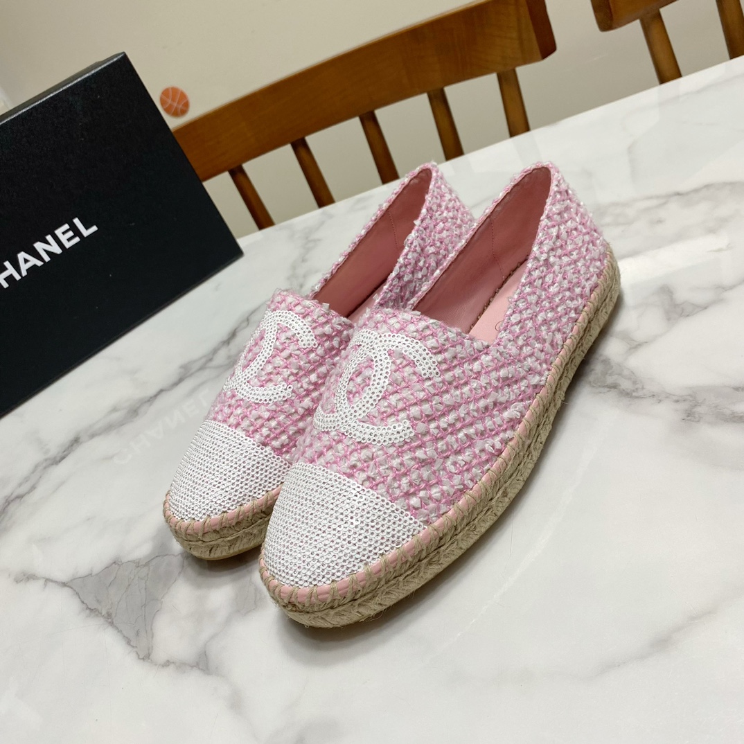 NO:261279,Chanel Chanel Fisherman's shoes, top-grade version, never lose favor, versatile and comfortable model, many years of persistent original development, demanding excellence, pure hand-woven, fine packaging, fabric wool sequins, custom-made original super soft sheepskin (breathable and comfortable) Outsole exclusive molding, injection molding integrated size35-40 (customized on 34/41/42, non-return and exchange), fisherman's shoes, chanel, chanel, espadrilles, sheepskin19860909Chanel 香奈儿 渔夫鞋,顶级版,万年不失宠 百搭舒适款 多年坚持原版开发 要求精益求精 纯手工编织 精品包装 面料毛呢亮片 内里定制原版超柔软绵羊皮（透气 舒适） 大底独家开模 注塑一体 size35-40（34/41/42定做 不退换）,渔夫鞋,chanel,chanel,espadrilles,sheepskin,Women's Shoes