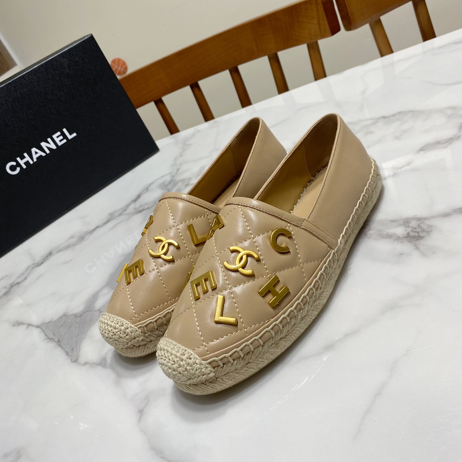 NO:261303,Exclusive real shot (top version) Ss Xiaoxiang Fisherman's shoes letter logo is new and outstanding, never lost favor, versatile and comfortable model, many years of persistent original development, demanding excellence, pure hand-woven, fine packaging, customized original imported sheepskin, diamond-shaped electric embroidery, decorative C H A N E L hardware letter decorative buckle, customized original super soft sheepskin (breathable and comfortable) Exclusive mold opening of the sole, injection molding integrated size35-40 (34/41/42 custom made, non-return and exchange), fisherman's shoes, espadrilles, sheepskin19860909独家实拍（顶级版）ss小香渔夫鞋字母Logo新出色 万年不失宠 百搭舒适款 多年坚持原版开发 要求精益求精 纯手工编织 精品包装 面料定制原版进口羊皮 菱格电绣 装饰C H A N E L五金字母装饰扣 内里定制原版超柔软绵羊皮（透气 舒适） 大底独家开模 注塑一体 size35-40（34/41/42定做 不退换）,渔夫鞋,espadrilles,sheepskin,Women's Shoes