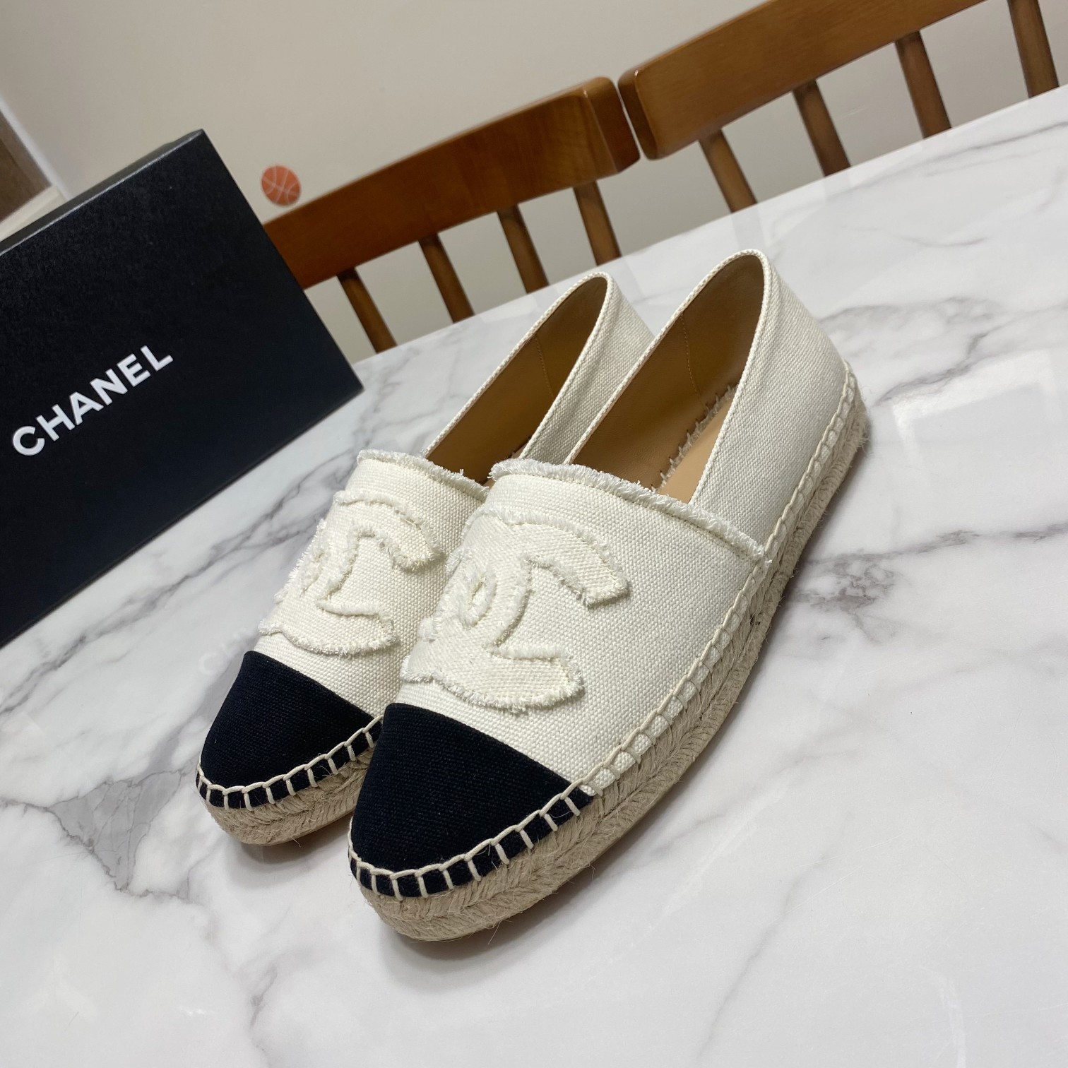 NO:261309,Top version, Fisherman's shoes, original 1:1 reproduction, workmanship/material/detail processing technology are all top-notch. The upper is coarse-grained canvas, the inner cushion is water-dyed sheepskin, the original injection molded integrally (beef tendon bottom sheet) Size35-40 sizes (34/41/42 size, no return and exchange) Full set of packaging, Fisherman's shoes, espadrilles, sheepskin19860909顶级版, 渔夫鞋,原版1:1复刻,做工/材质/细节处理工艺均顶级打造 鞋面为粗粒帆布,里垫为水染羊皮,原版注塑一体成型底（牛筋底片） Size35—40码（34/41/42码订做,不退换） 全套包装,渔夫鞋,espadrilles,sheepskin,Women's Shoes