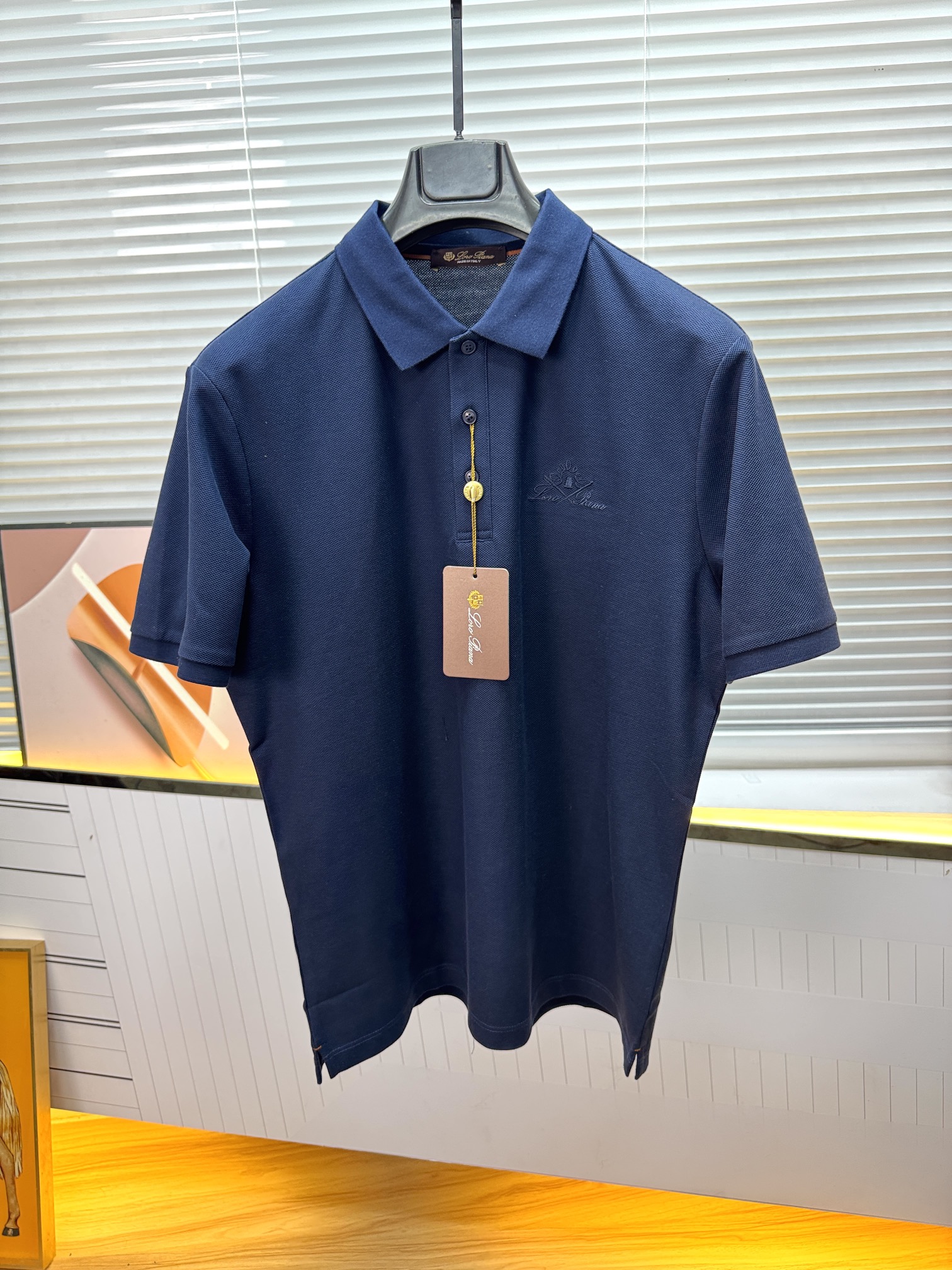 新款上架啦！🌹🌹🌹Loro piana 新品起脚翻领短袖。当起脚珠地纹理遇上Loro Piana 标志性