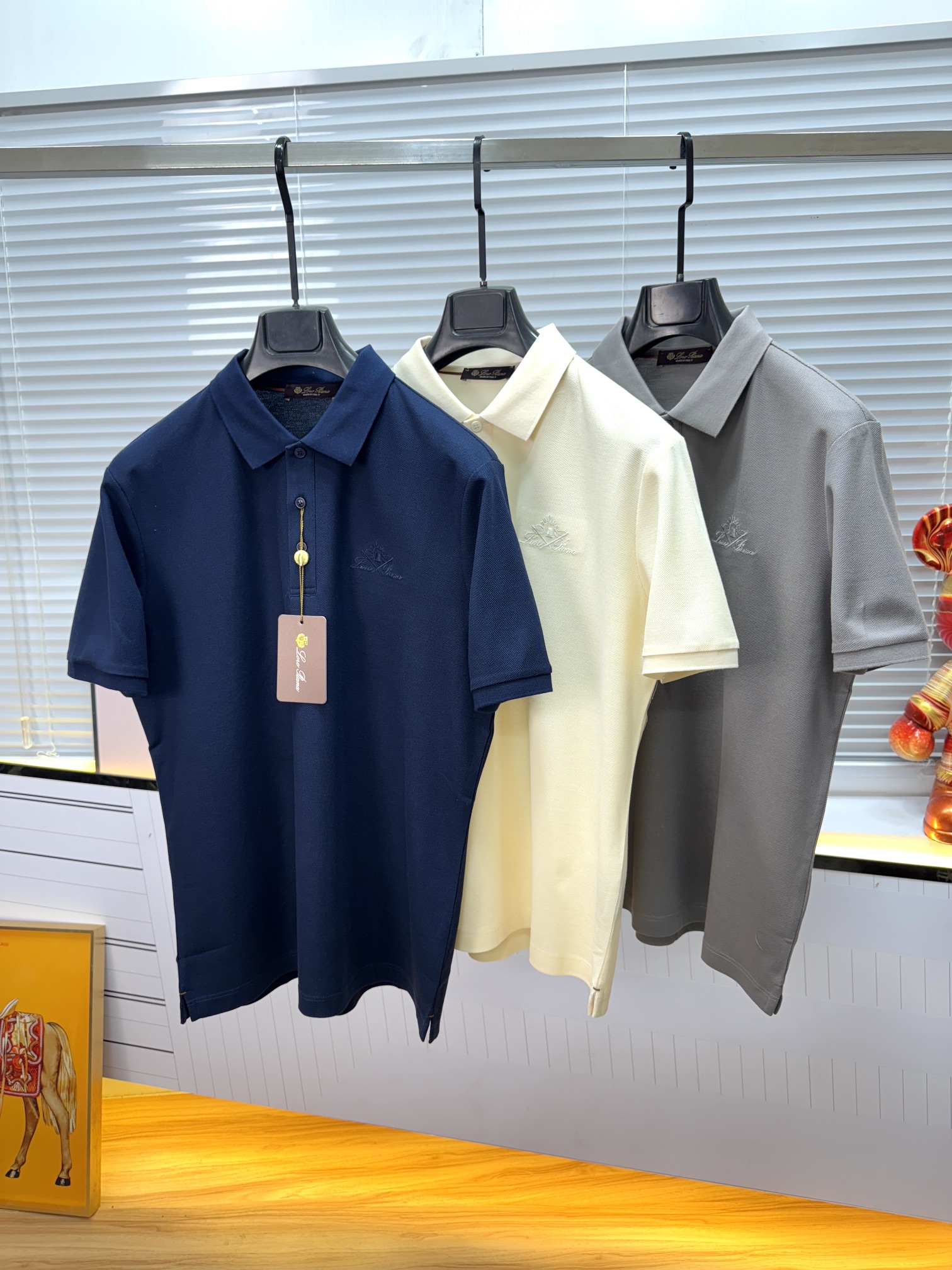 新款上架啦！🌹🌹🌹Loro piana 新品起脚翻领短袖。当起脚珠地纹理遇上Loro Piana 标志性