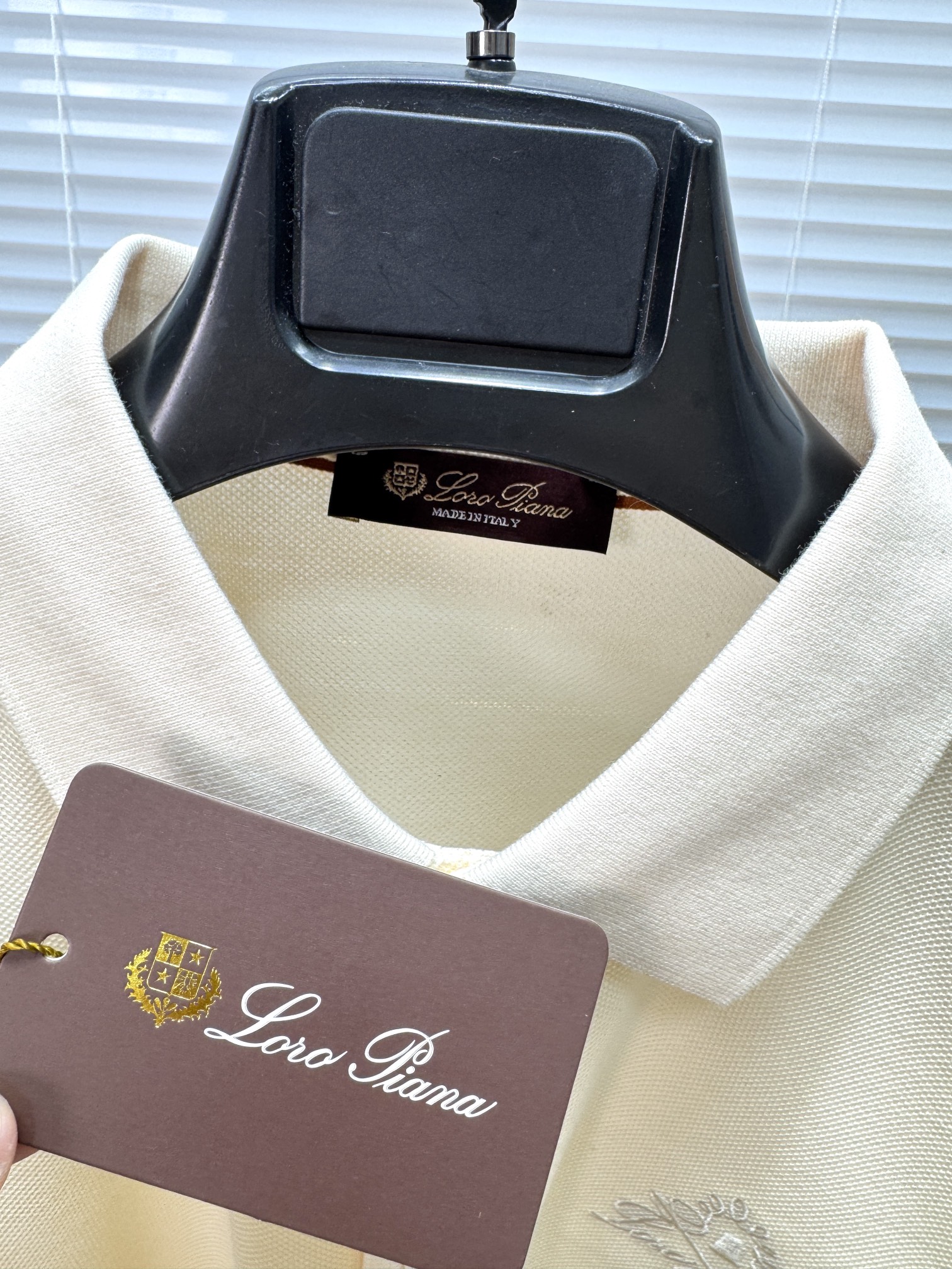 新款上架啦！🌹🌹🌹Loro piana 新品起脚翻领短袖。当起脚珠地纹理遇上Loro Piana 标志性