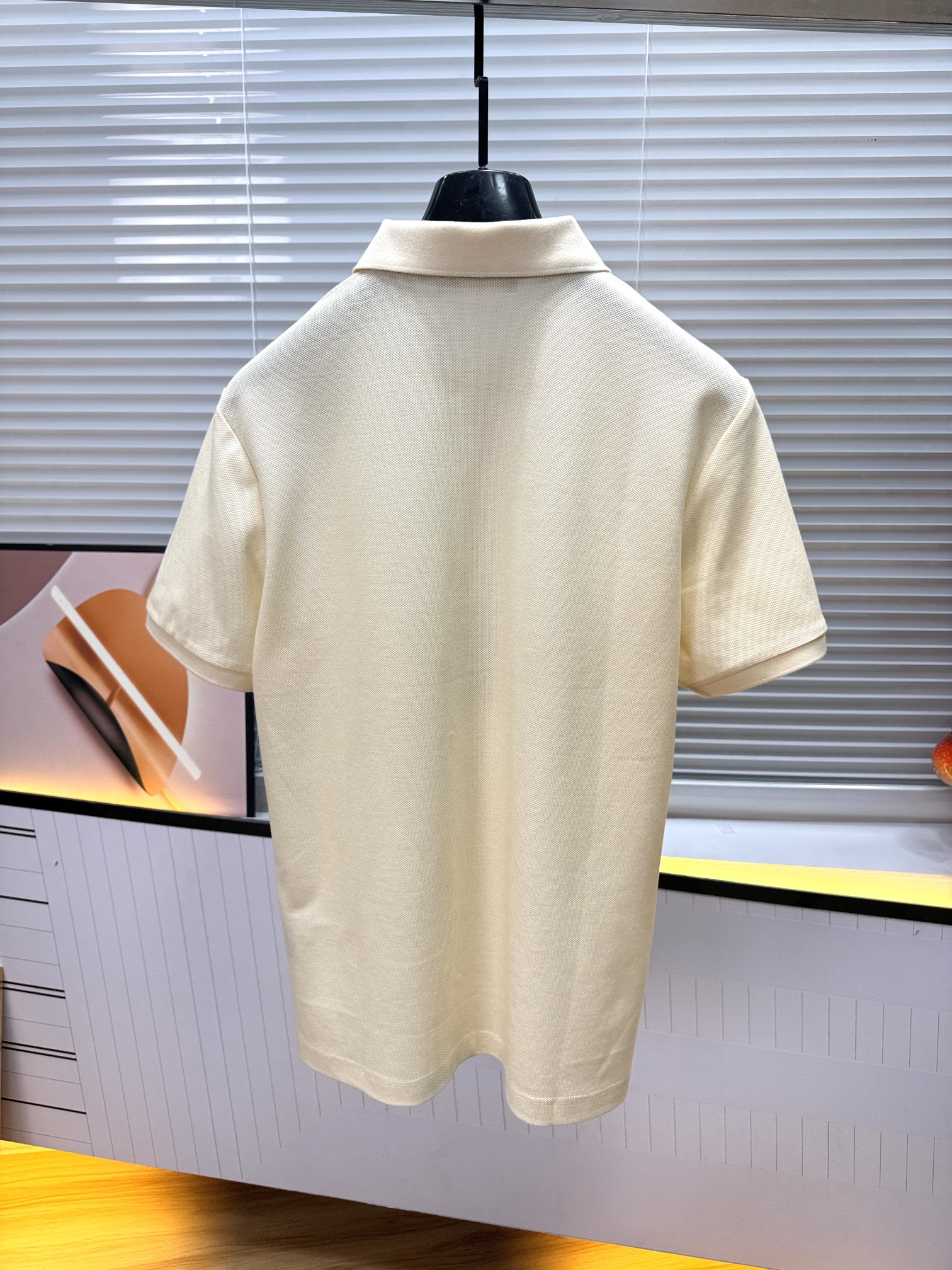 新款上架啦！🌹🌹🌹Loro piana 新品起脚翻领短袖。当起脚珠地纹理遇上Loro Piana 标志性