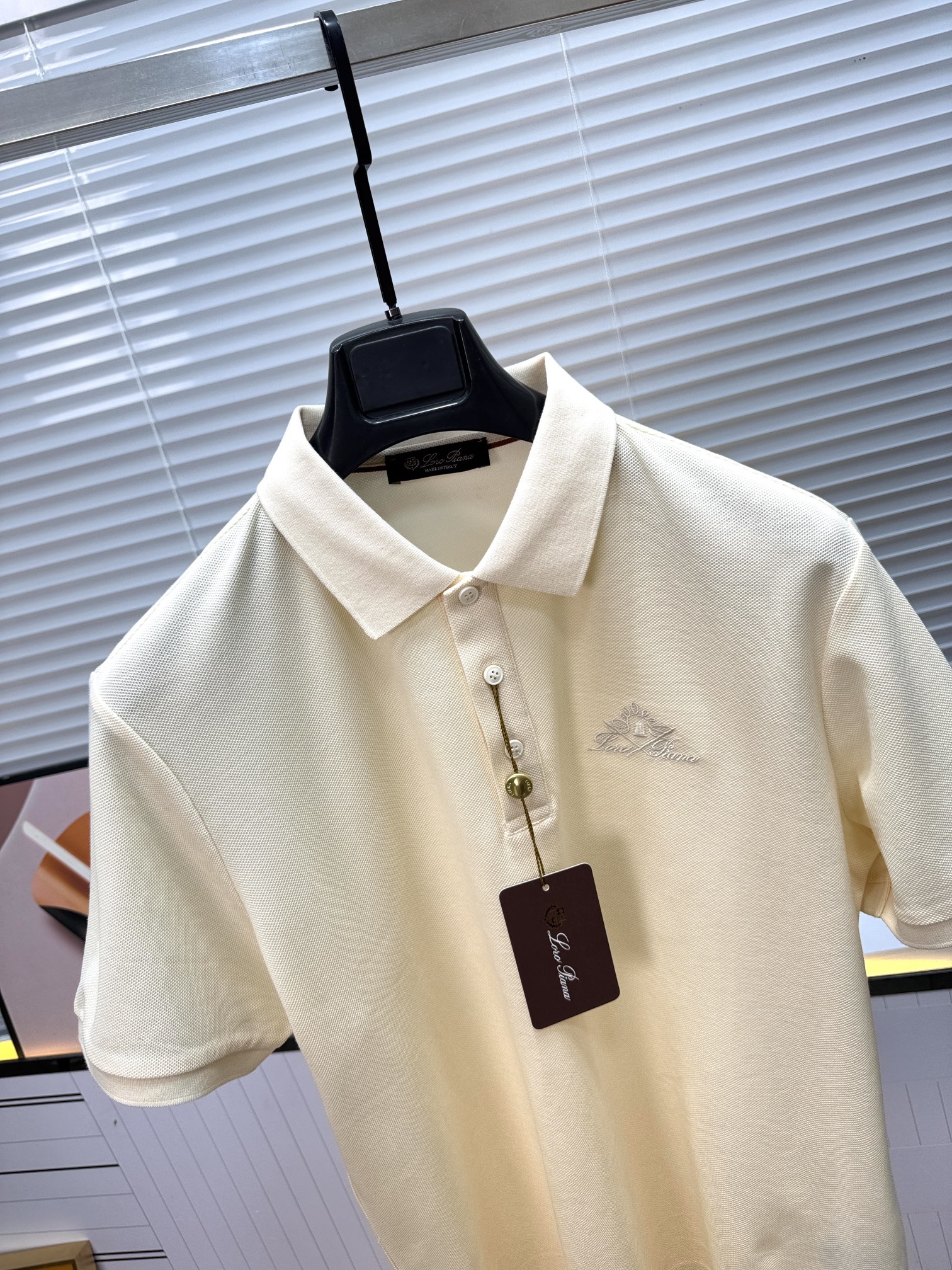 新款上架啦！🌹🌹🌹Loro piana 新品起脚翻领短袖。当起脚珠地纹理遇上Loro Piana 标志性