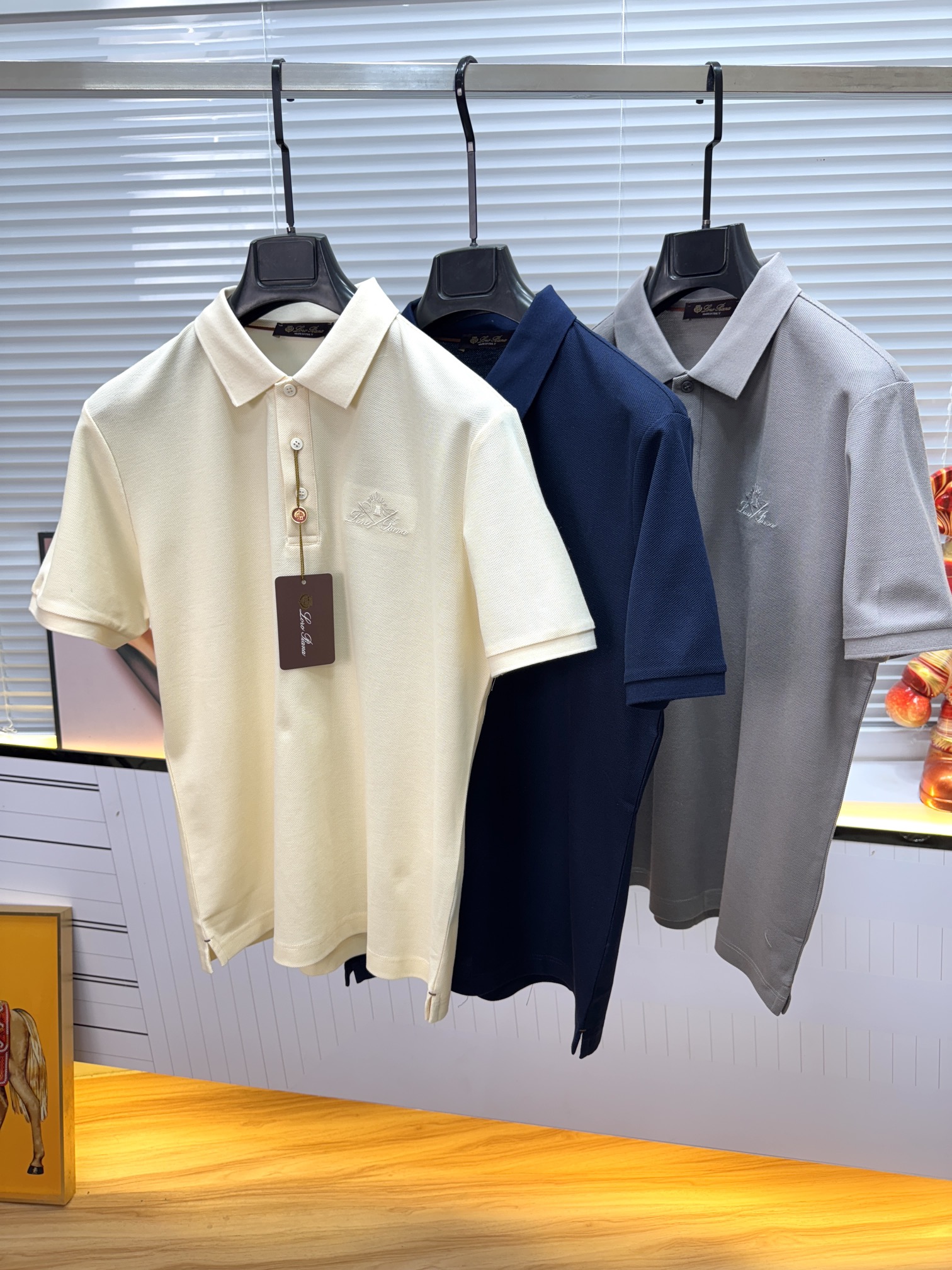 新款上架啦！🌹🌹🌹Loro piana 新品起脚翻领短袖。当起脚珠地纹理遇上Loro Piana 标志性