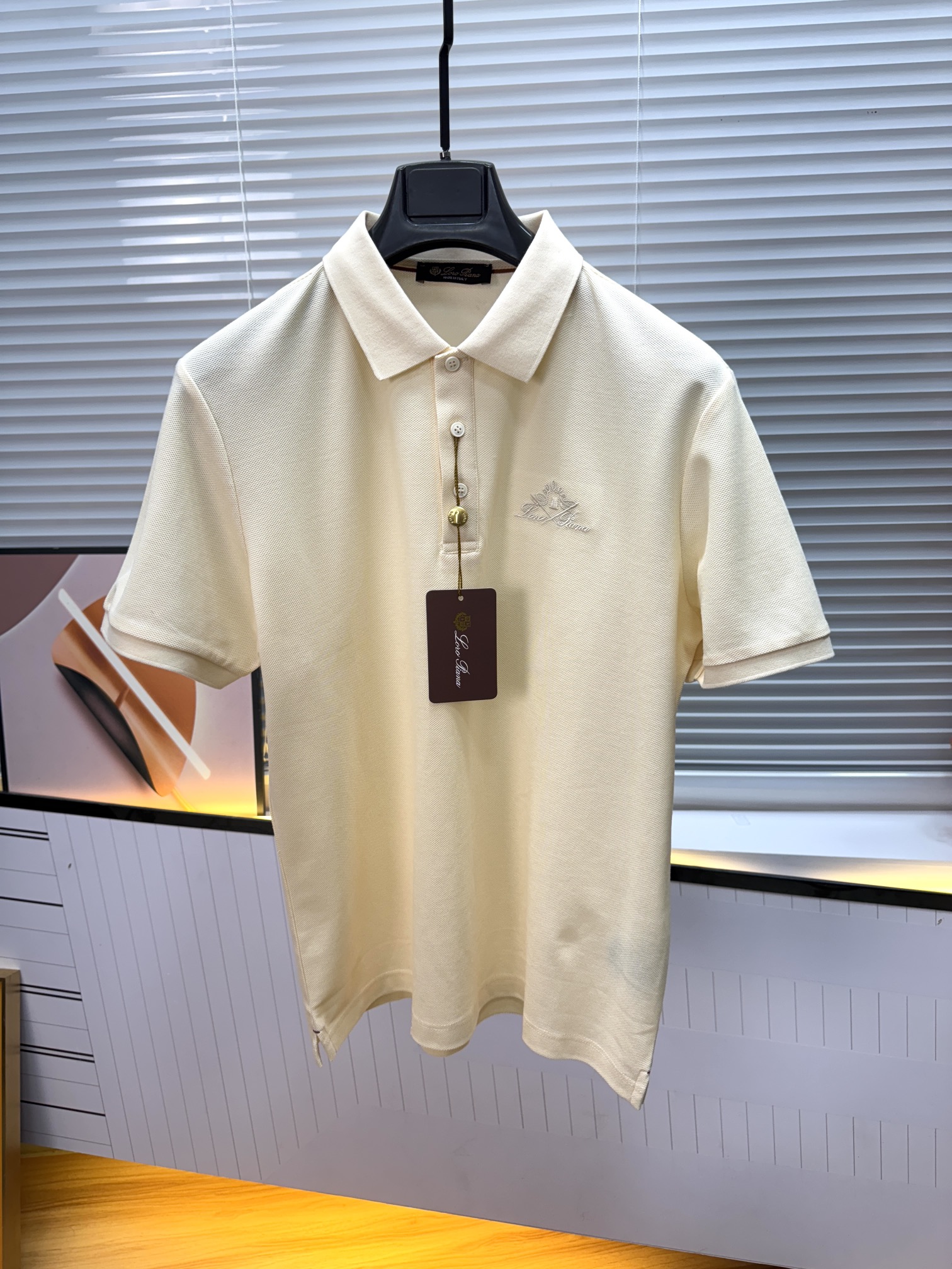 新款上架啦！🌹🌹🌹Loro piana 新品起脚翻领短袖。当起脚珠地纹理遇上Loro Piana 标志性