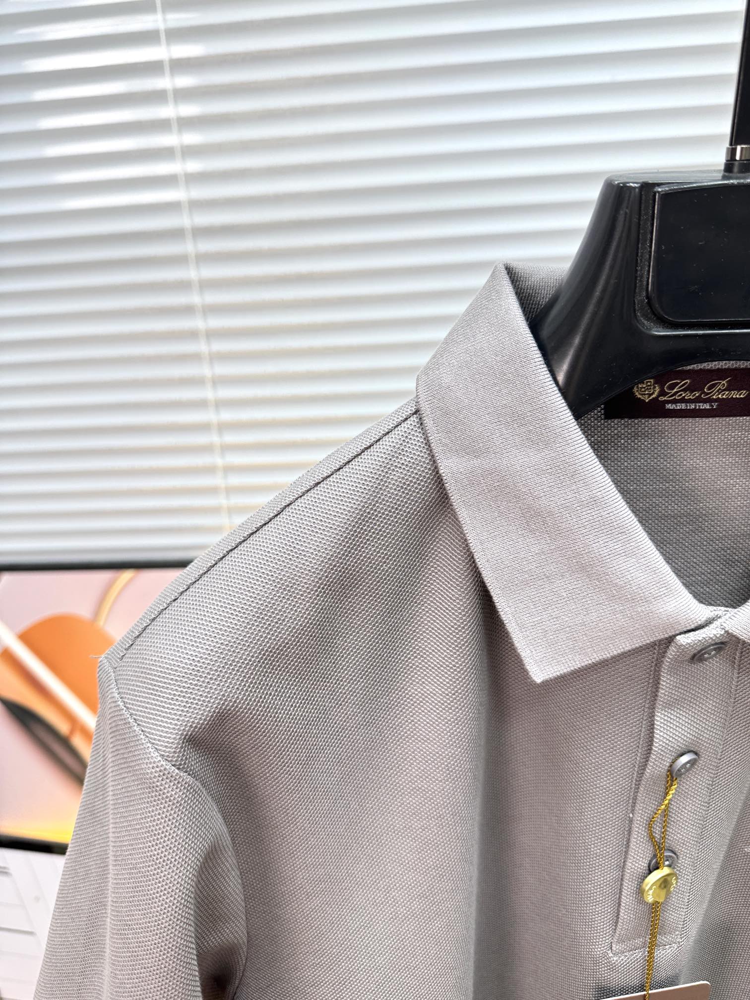 新款上架啦！🌹🌹🌹Loro piana 新品起脚翻领短袖。当起脚珠地纹理遇上Loro Piana 标志性