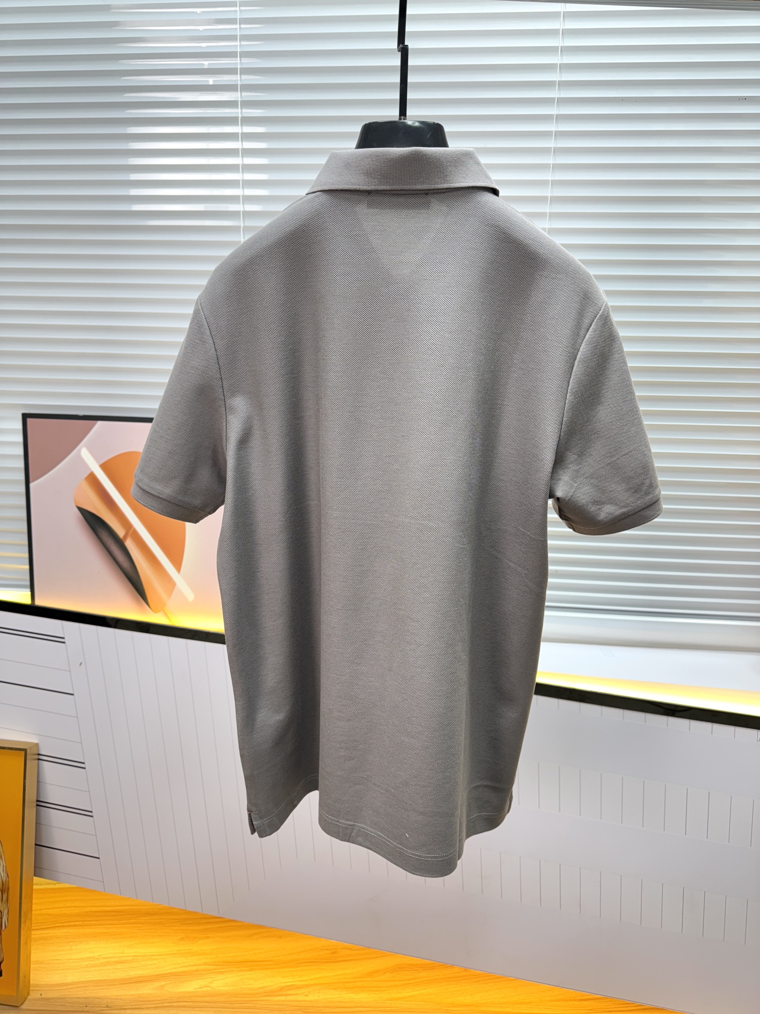 新款上架啦！🌹🌹🌹Loro piana 新品起脚翻领短袖。当起脚珠地纹理遇上Loro Piana 标志性