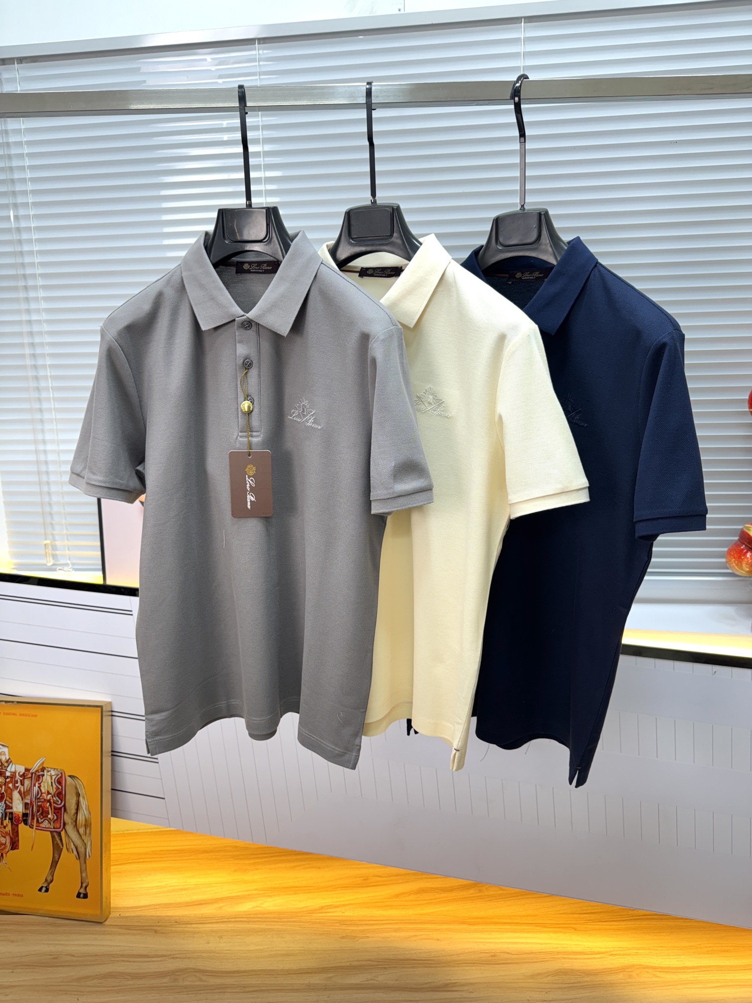 新款上架啦！🌹🌹🌹Loro piana 新品起脚翻领短袖。当起脚珠地纹理遇上Loro Piana 标志性