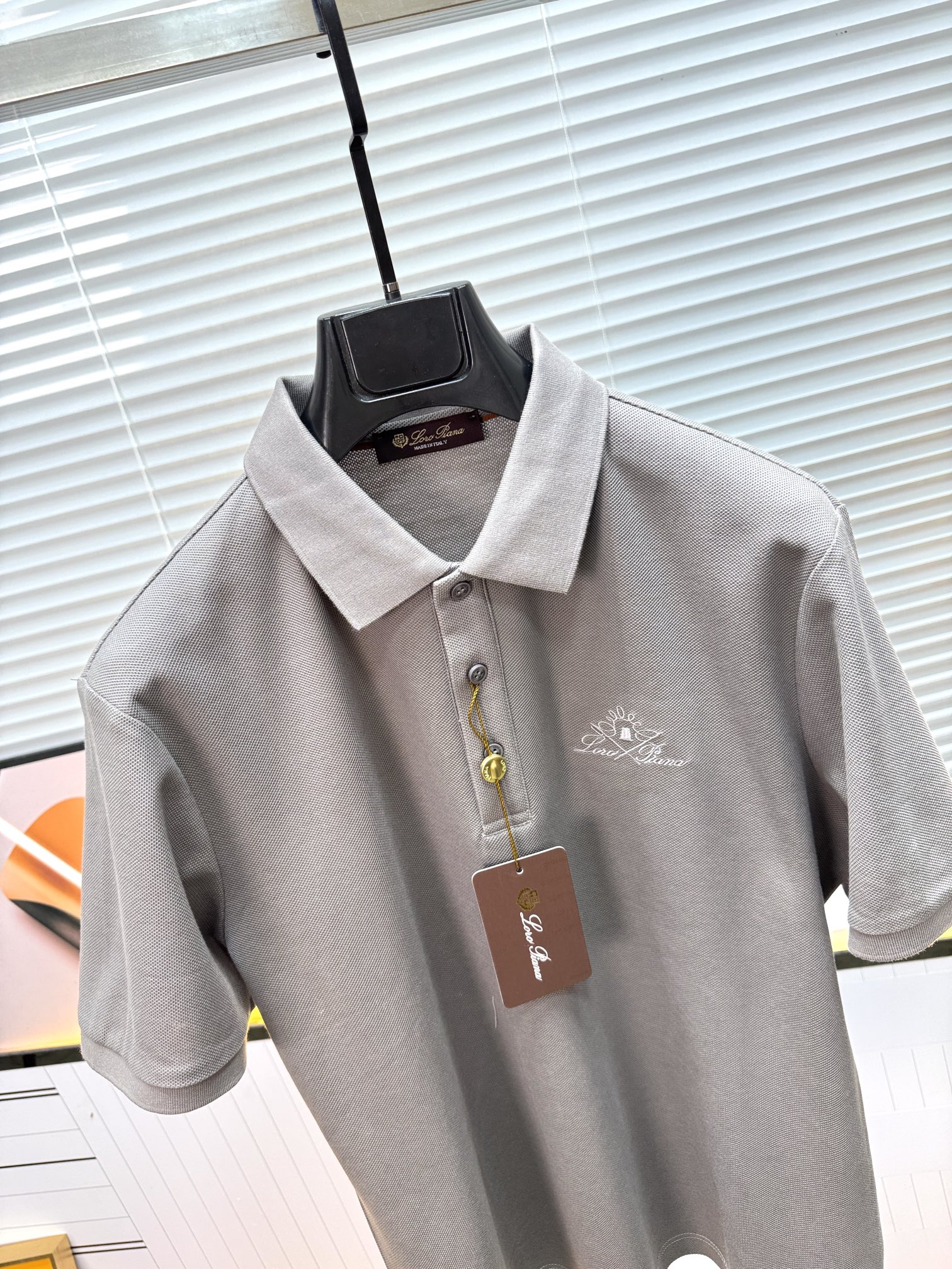 新款上架啦！🌹🌹🌹Loro piana 新品起脚翻领短袖。当起脚珠地纹理遇上Loro Piana 标志性