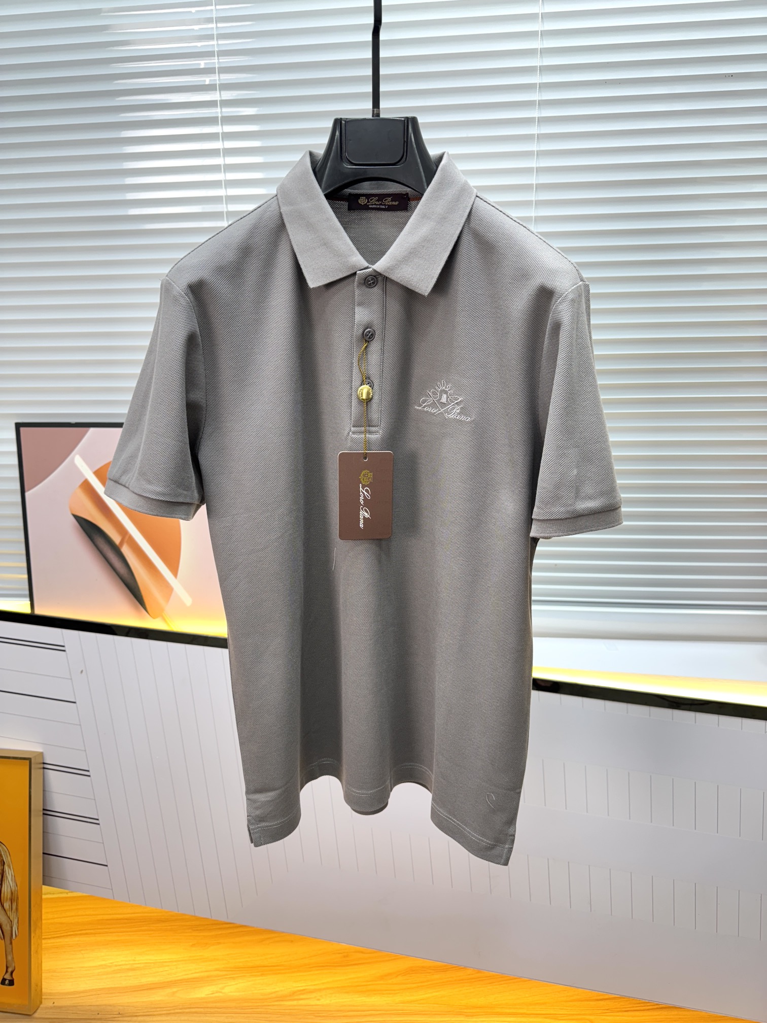 新款上架啦！🌹🌹🌹Loro piana 新品起脚翻领短袖。当起脚珠地纹理遇上Loro Piana 标志性