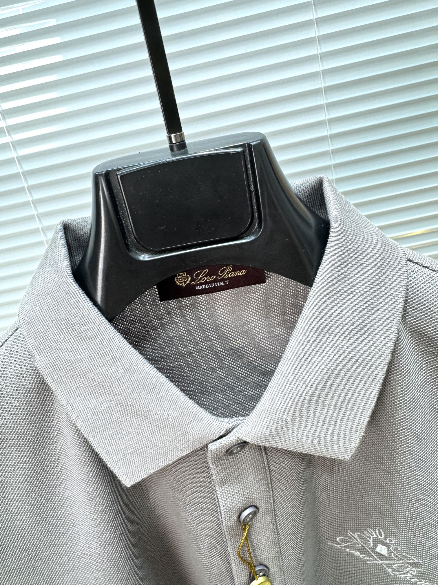 新款上架啦！🌹🌹🌹Loro piana 新品起脚翻领短袖。当起脚珠地纹理遇上Loro Piana 标志性